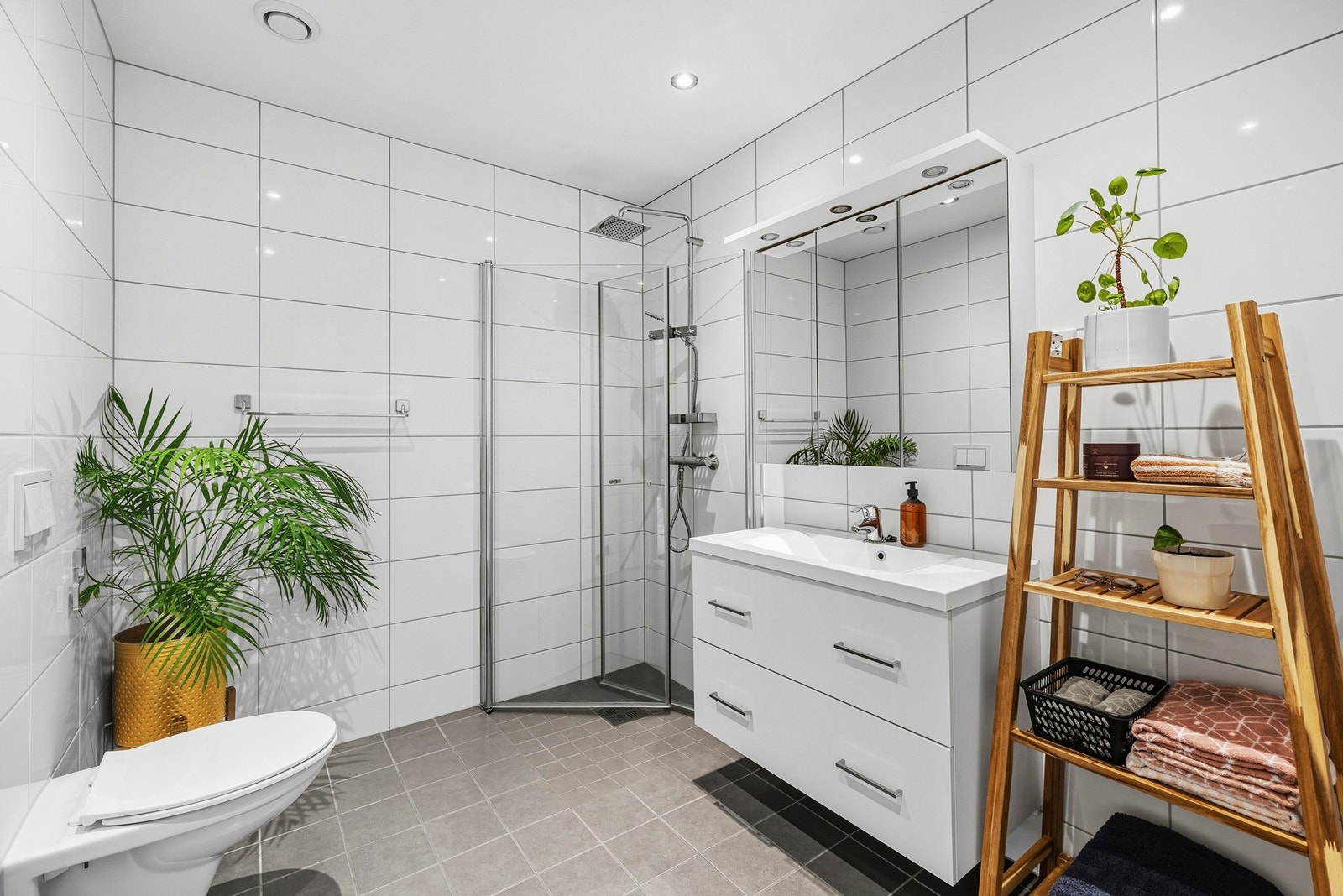 Boligen inneholder delikate baderom. Baderommet er utstyrt med flis på gulv og gulvvarme. Fliser på vegg. Baderommeter utstyrt med servantinnredning i lys utførelse med heldekkende servant. Stikkontakt og speil med lysarmatur på vegg over servant. Vegghen Galleribilde