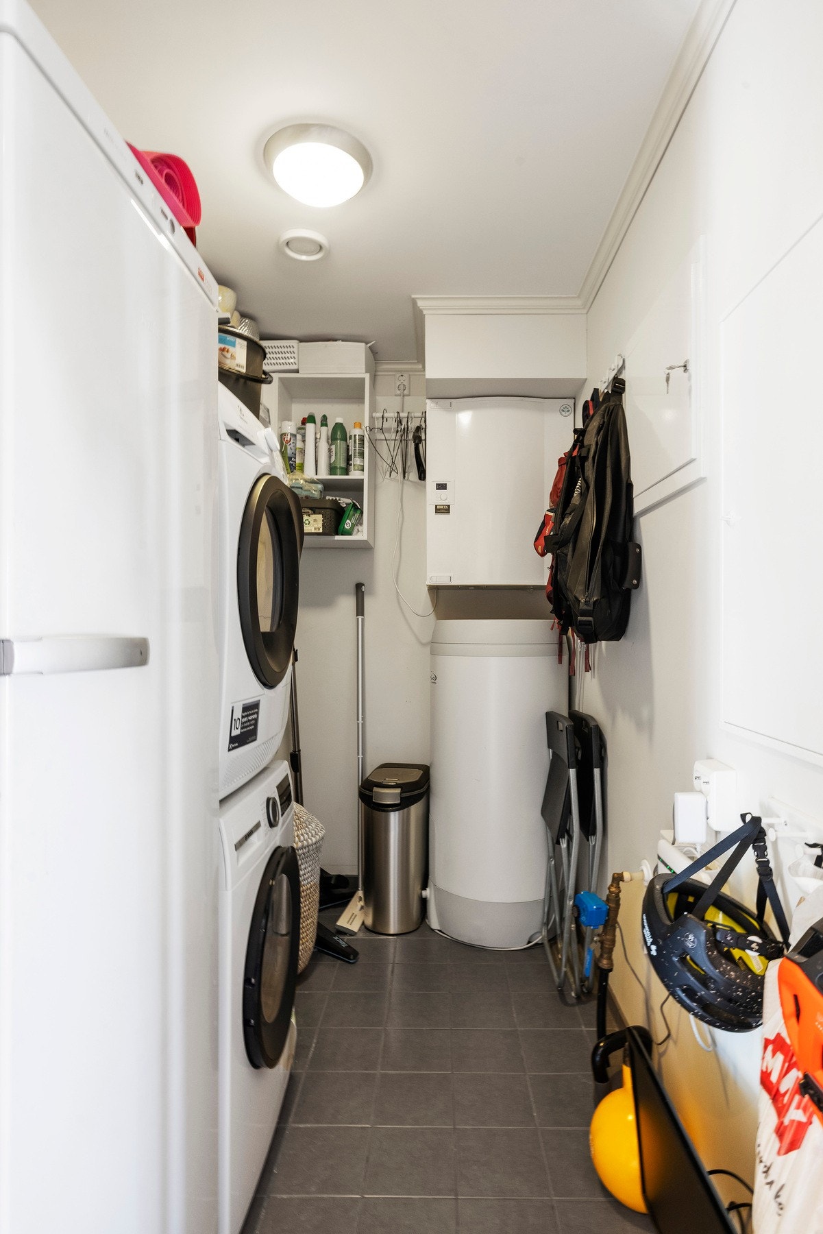 Separat teknisk rom med opplegg til vaskemaskin. Galleribilde