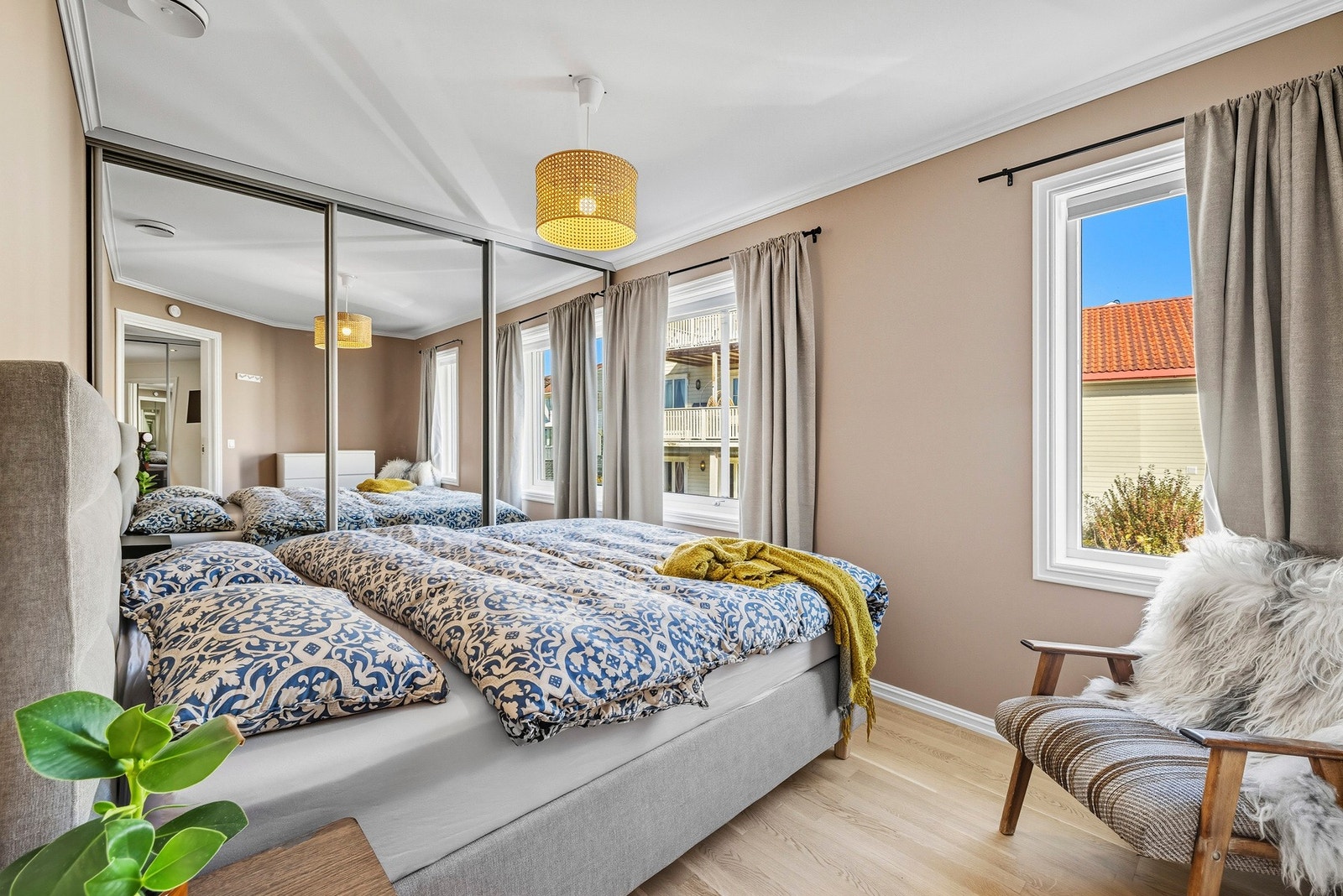 Boligen inneholder to romslige soverom med god plass til garderobeløsning. Parkett på gulv, lysmalte mdf-plater på vegg og takess i himling. Galleribilde