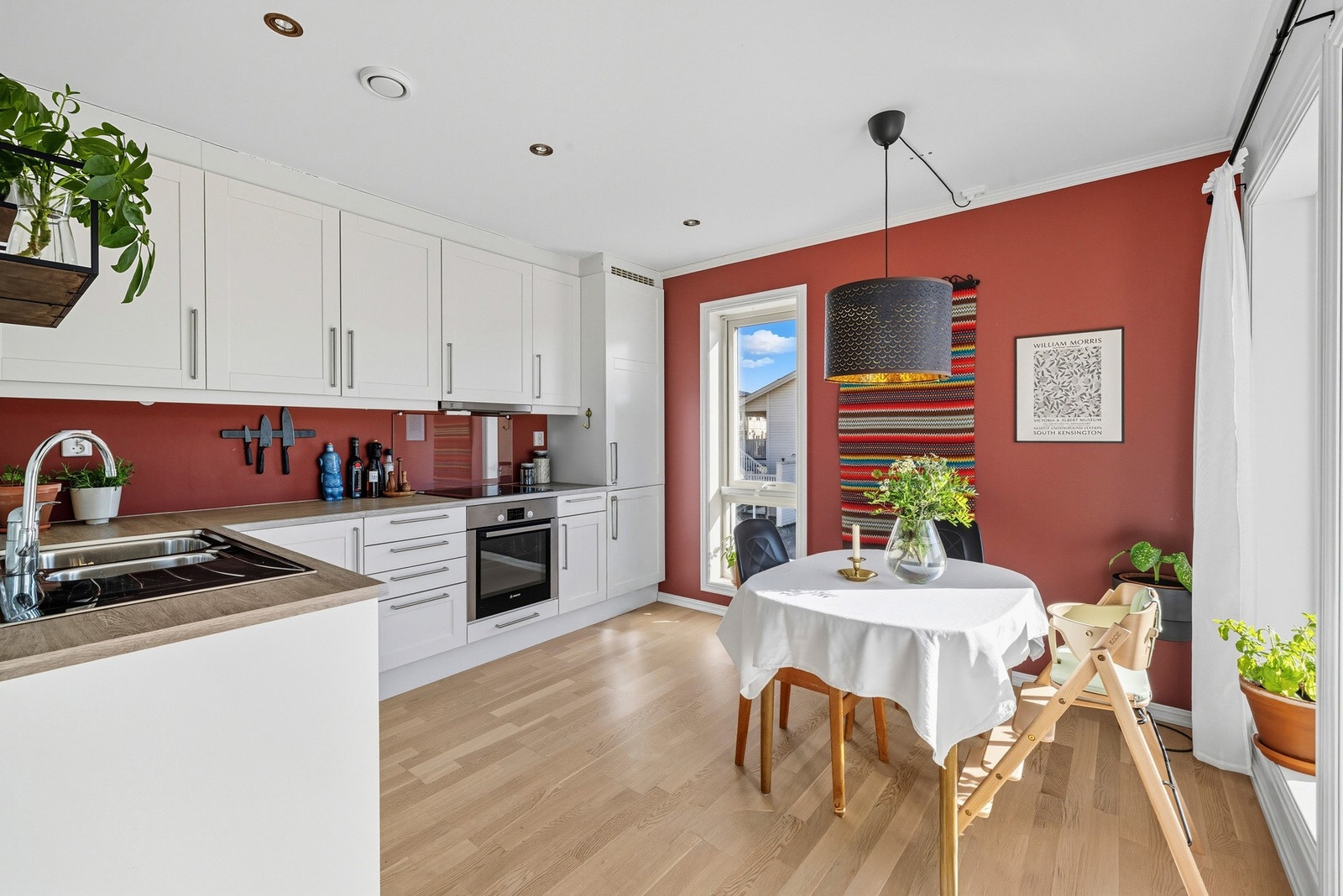 Kjøkkeninnredning fra 2015 med hvite profilerte fronter. Benkeplate i laminat med nedfelt oppvaskkum i stål med ett-greps blandebatteri. Nedfelt induksjonstopp, komfyrvakt og ventilator med avtrekk. Integrert kjøl- og frys, oppvaskmaskin og komfyr. Gulvfl Galleribilde