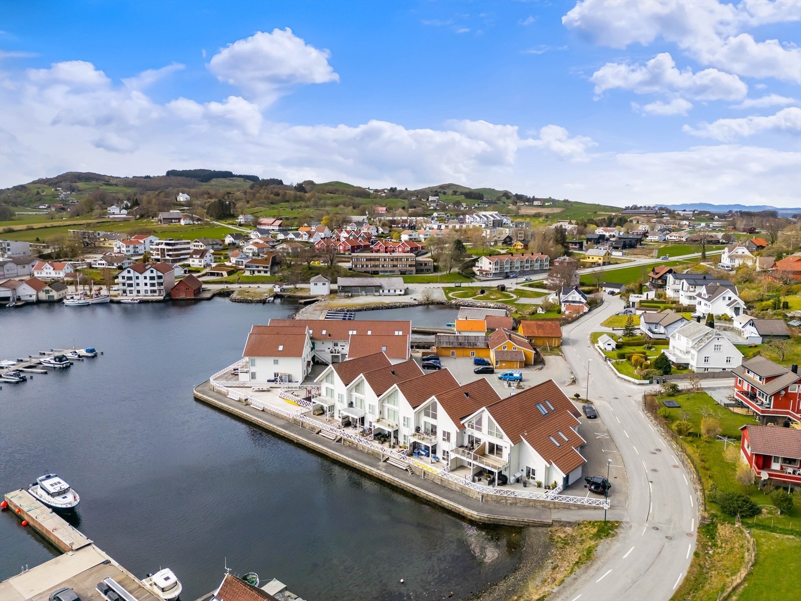 Gangavstand til Vikevåg sentrum med butikk og bussholdeplass Galleribilde