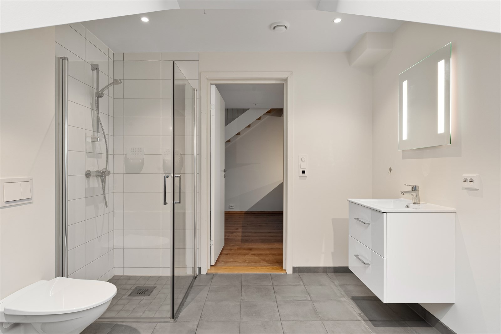 Det er to bad i leiligheten. Ett i hver etasje. Galleribilde