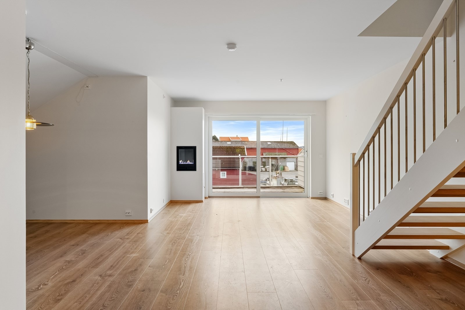 Leiligheten går over to plan. Romslig stue med gasspeis, åpen løsning mot kjøkken og utgang til herlig veranda Galleribilde