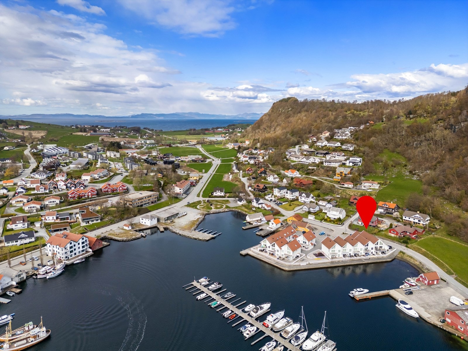 Leiligheten ligger nydelig til i Vikevåg, ca 30 min. kjøre fra Stavanger sentrum. Det er ikke boplikt. Det er pr. 24/10-24 mulighet for båtplass i båtforeningen. Galleribilde