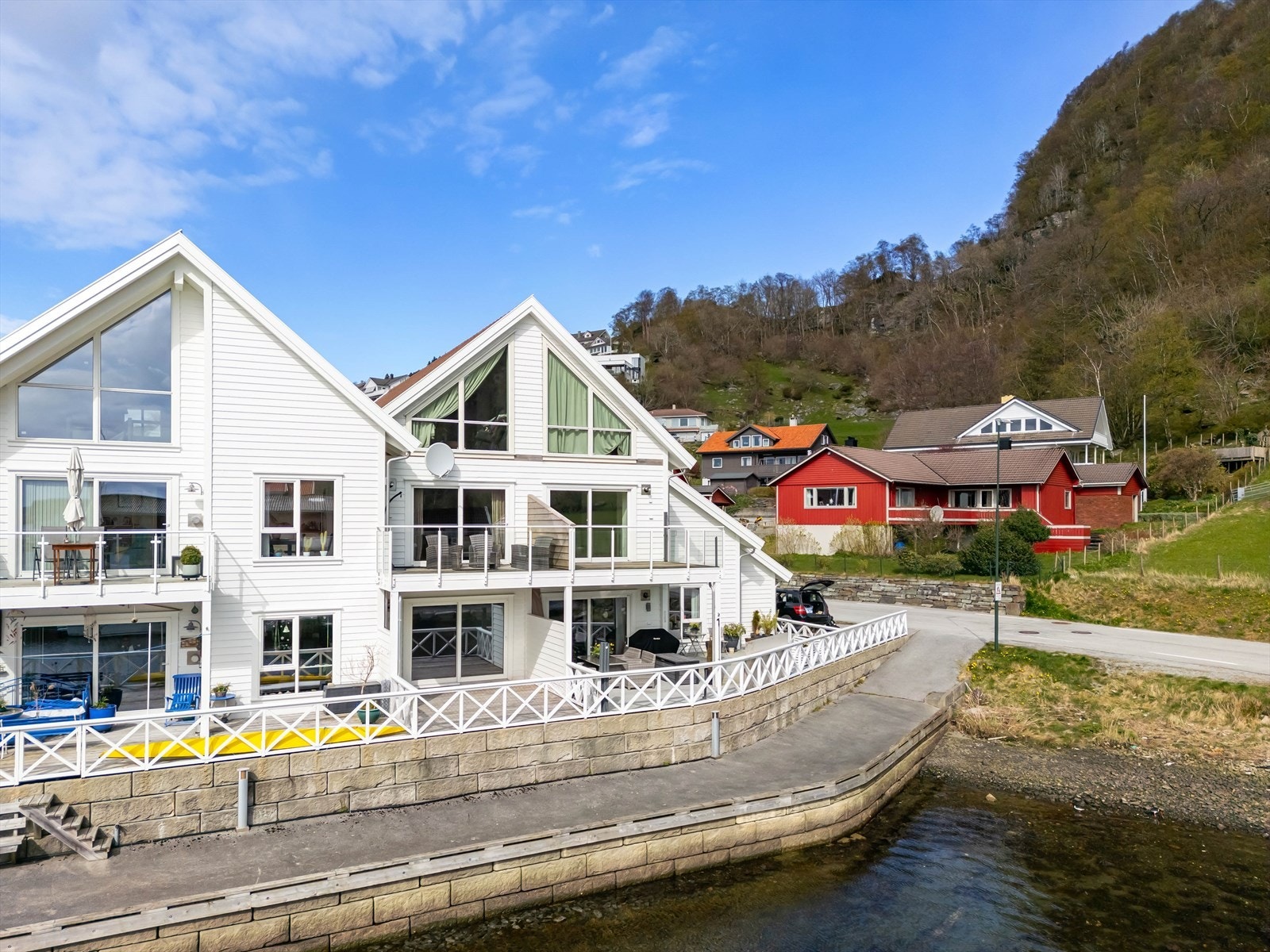 Leiligheten ligger fint til, helt i sjøkanten. Utsikt og gode solforhold. Galleribilde