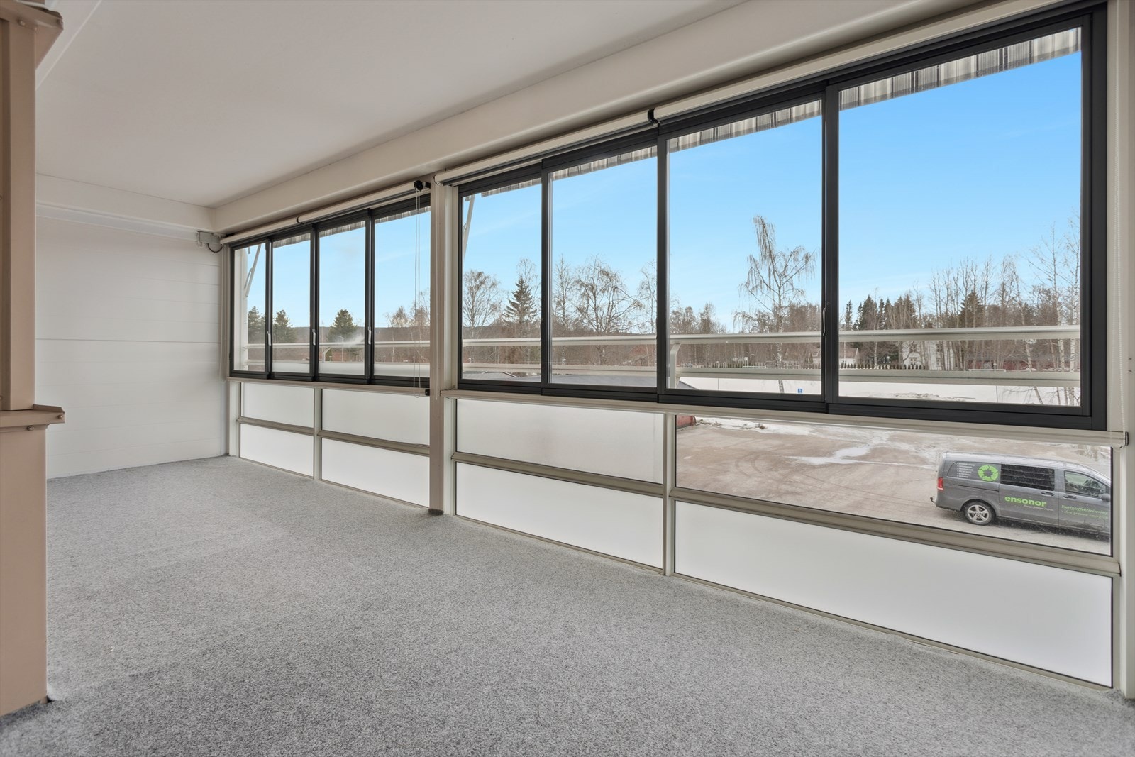 Utgang fra stuen til en 18 kvm innglasset balkong. Galleribilde