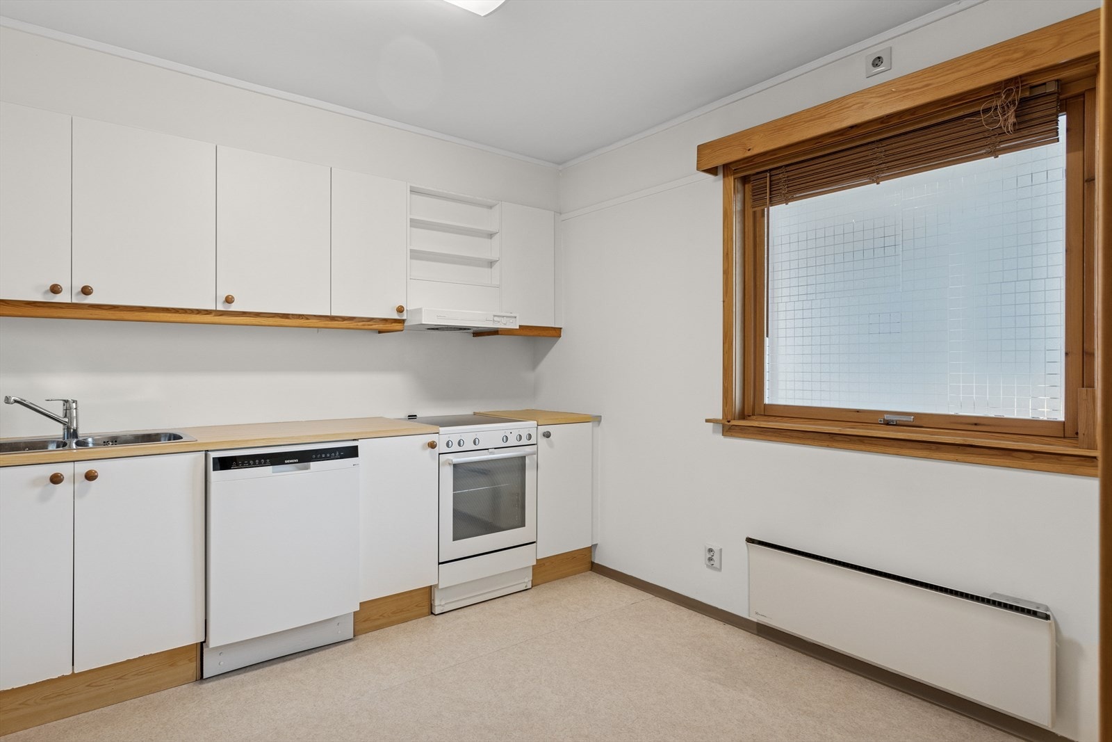 Kjøkkenet ligger adskilt fra stuen og har plass til frokostbord. Galleribilde