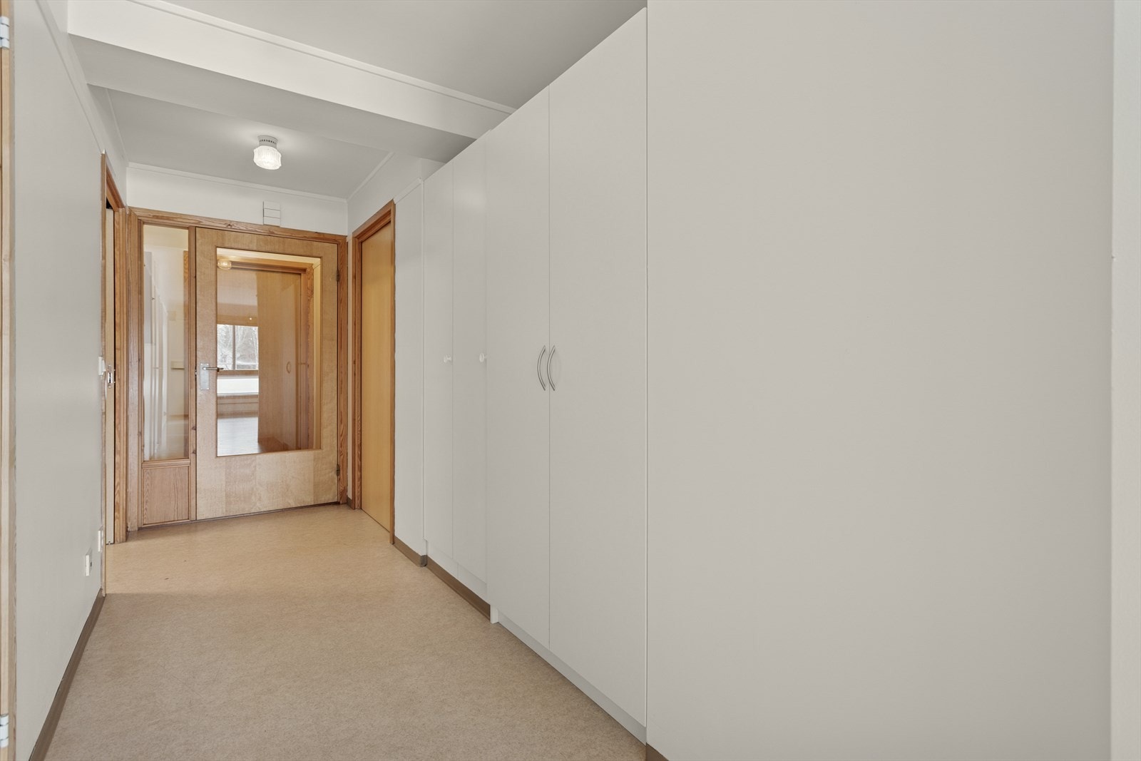 God lagringsplass i skapløsning i gangen. Galleribilde