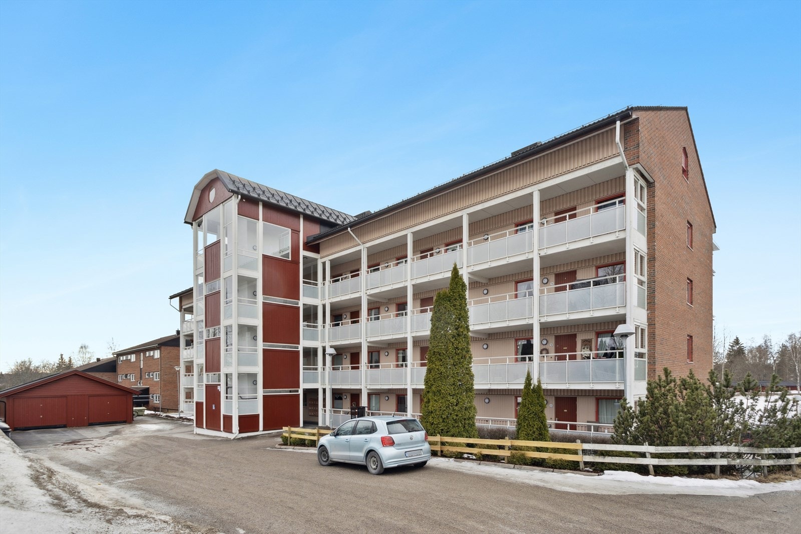 Storgata 49 er en gjennomgående 3-roms leilighet på 74 kvm (internt bruksareal) i et bygg fra 1993. Galleribilde