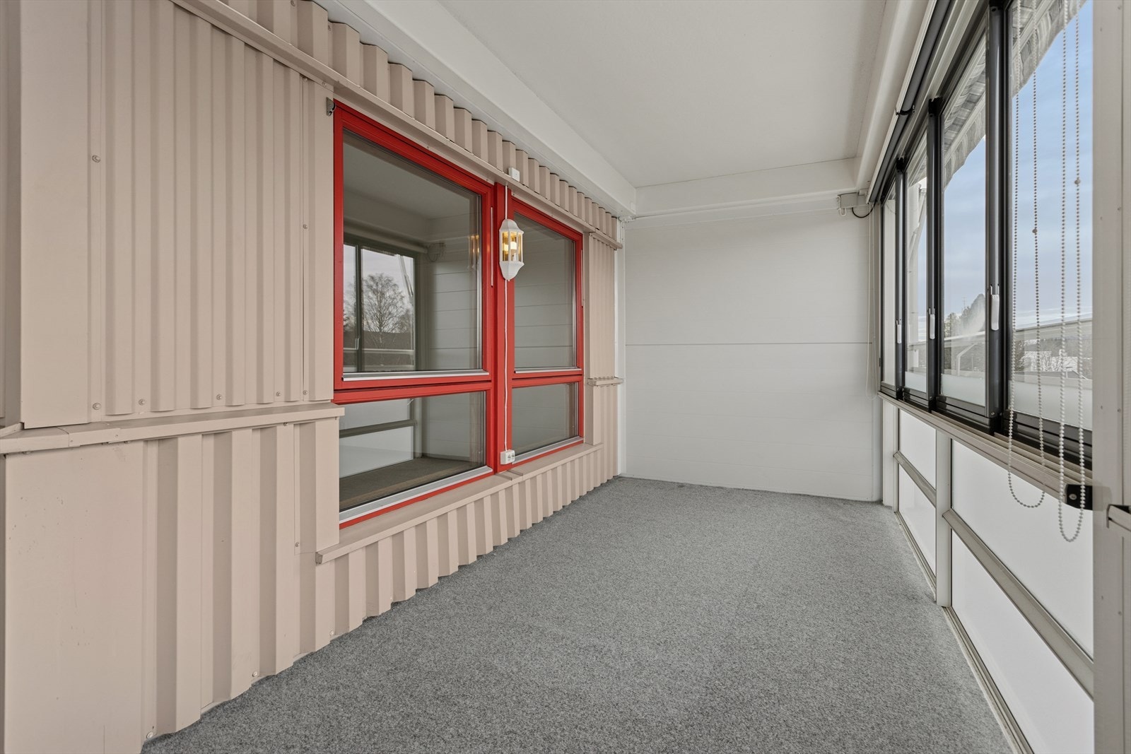 Balkongen oppleves som en fin forlengelse av boligen store deler av året. Galleribilde