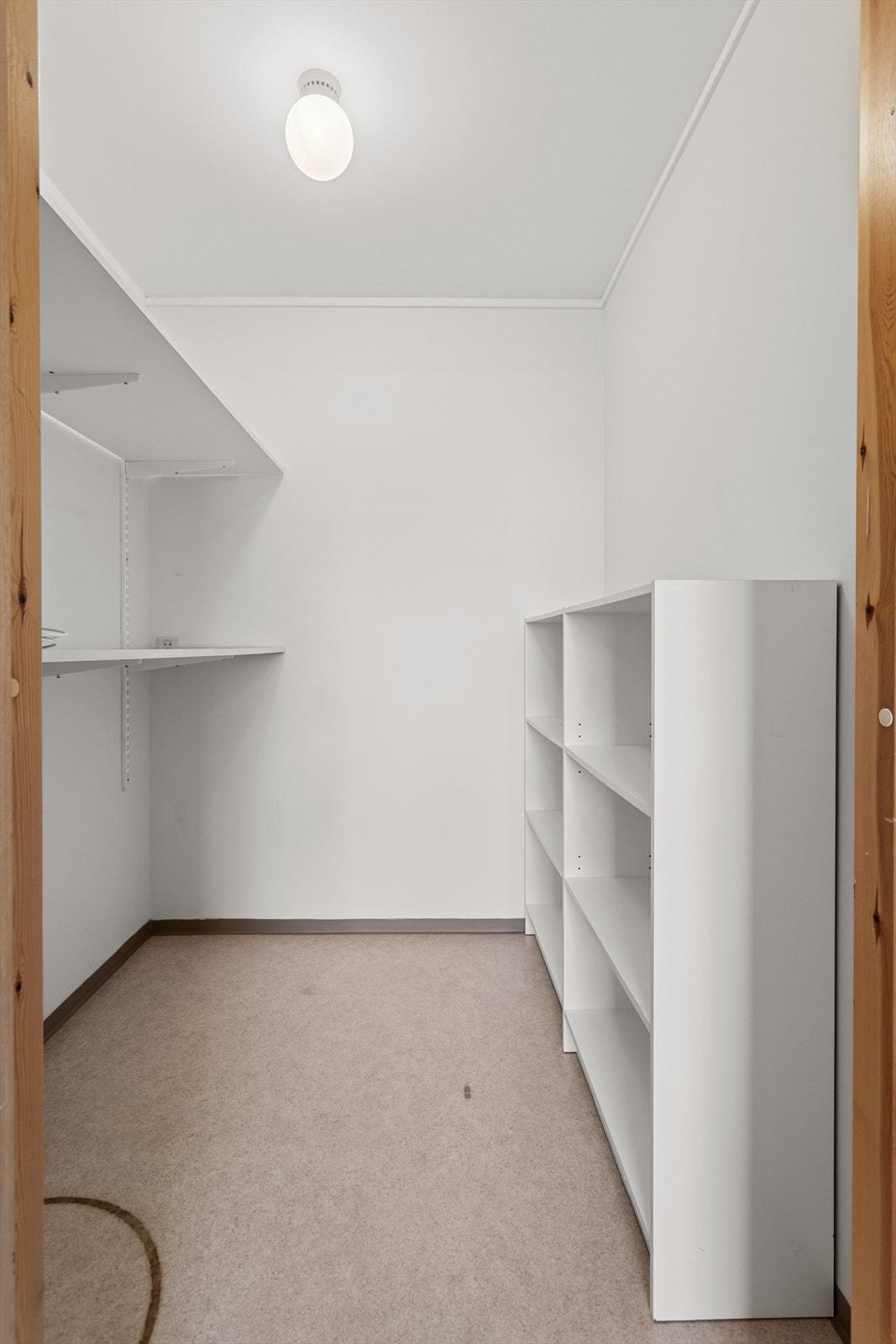 Et av soverommene har direkte adkomst til leilighetens innvendige bod. Galleribilde