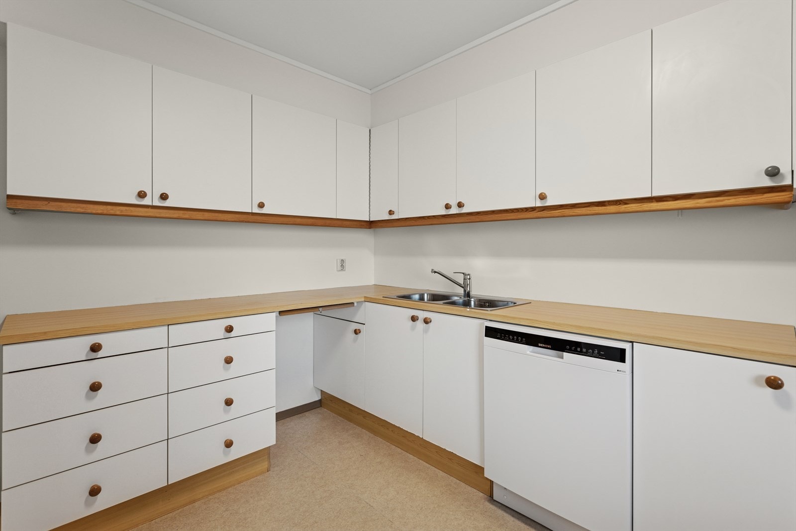 Det er avsatt plass til hvitevarer i innredningen. Galleribilde