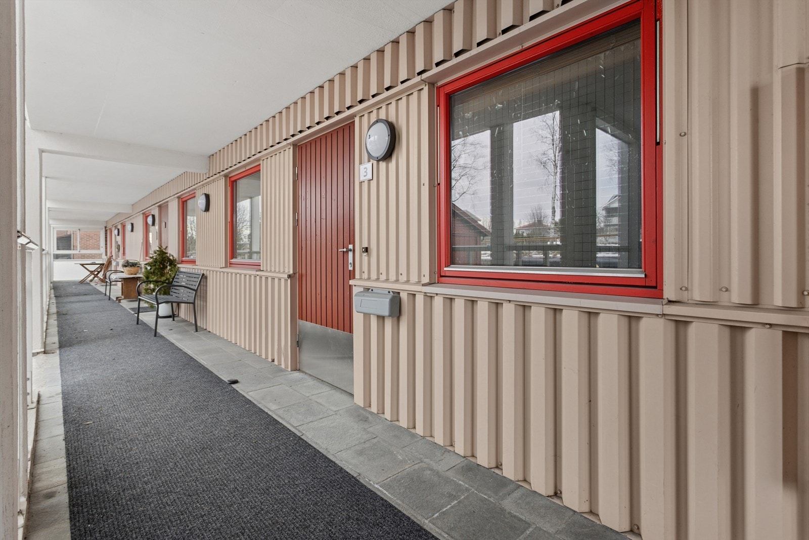 Leiligheten har et velholdt inngangsparti i svalgang. Galleribilde