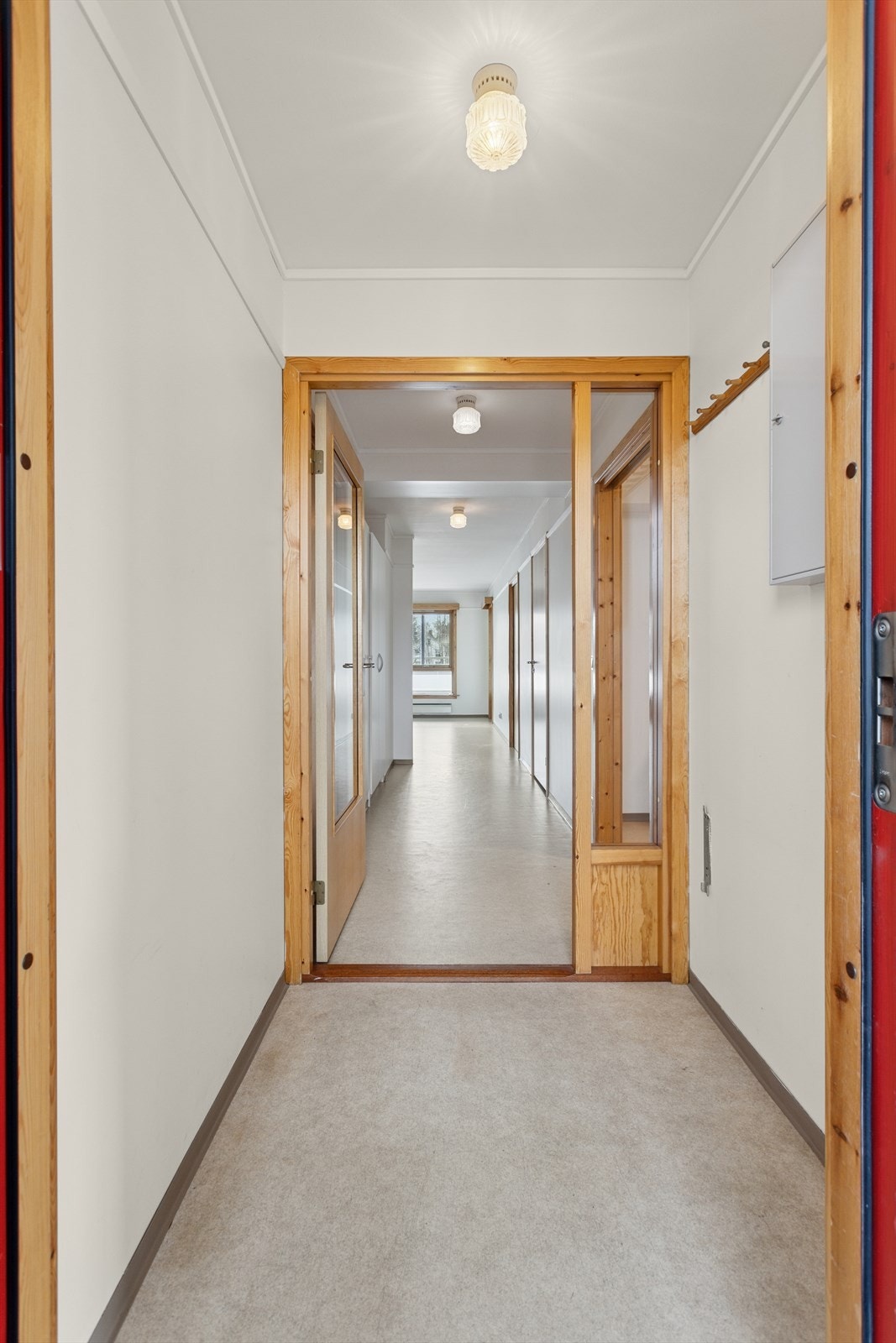 I entreen er det plass til å henge fra seg yttertøy. Galleribilde