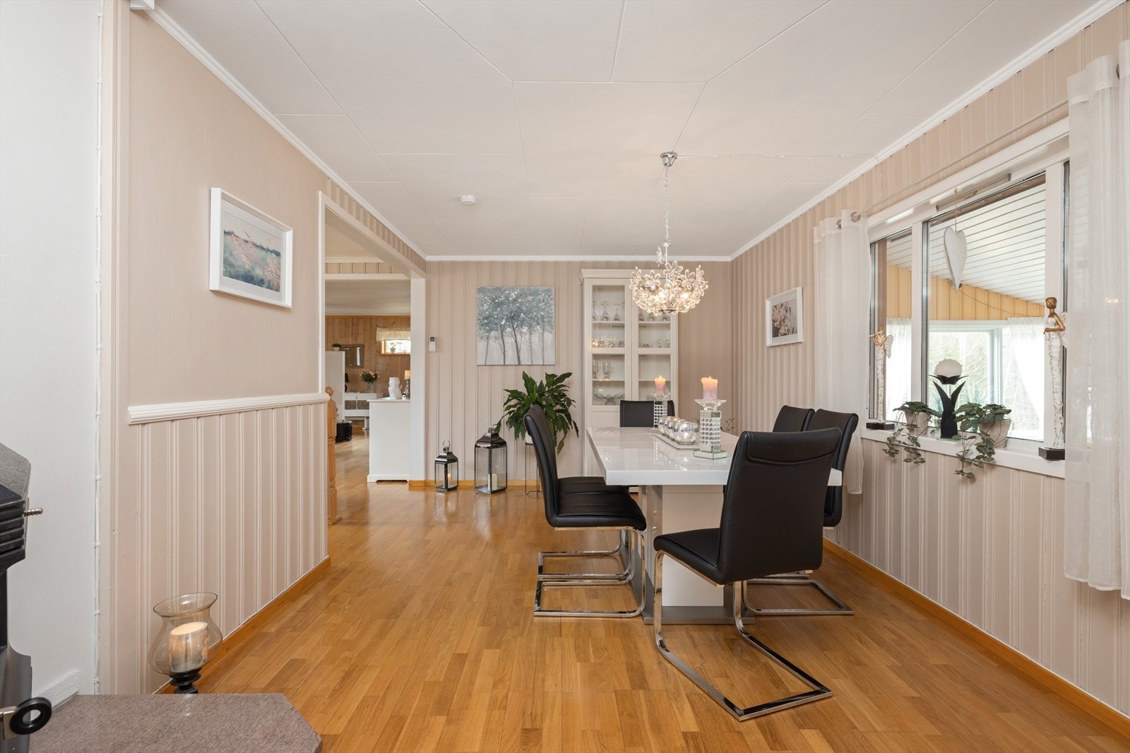 Det er god plass til et stort spisebord som blir et naturlig samlingspunkt i boligen. Galleribilde