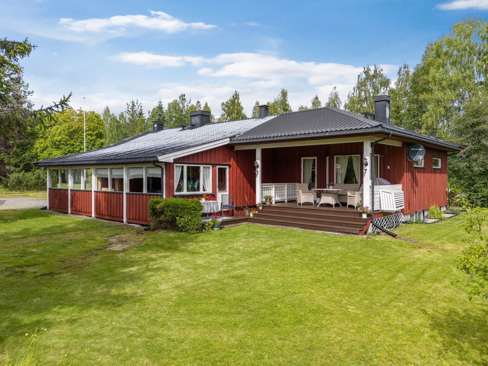 Solrik beliggenhet med terrasse mot sydvest, samt usjenert og fin hage med et koselig lysthus. Galleribilde