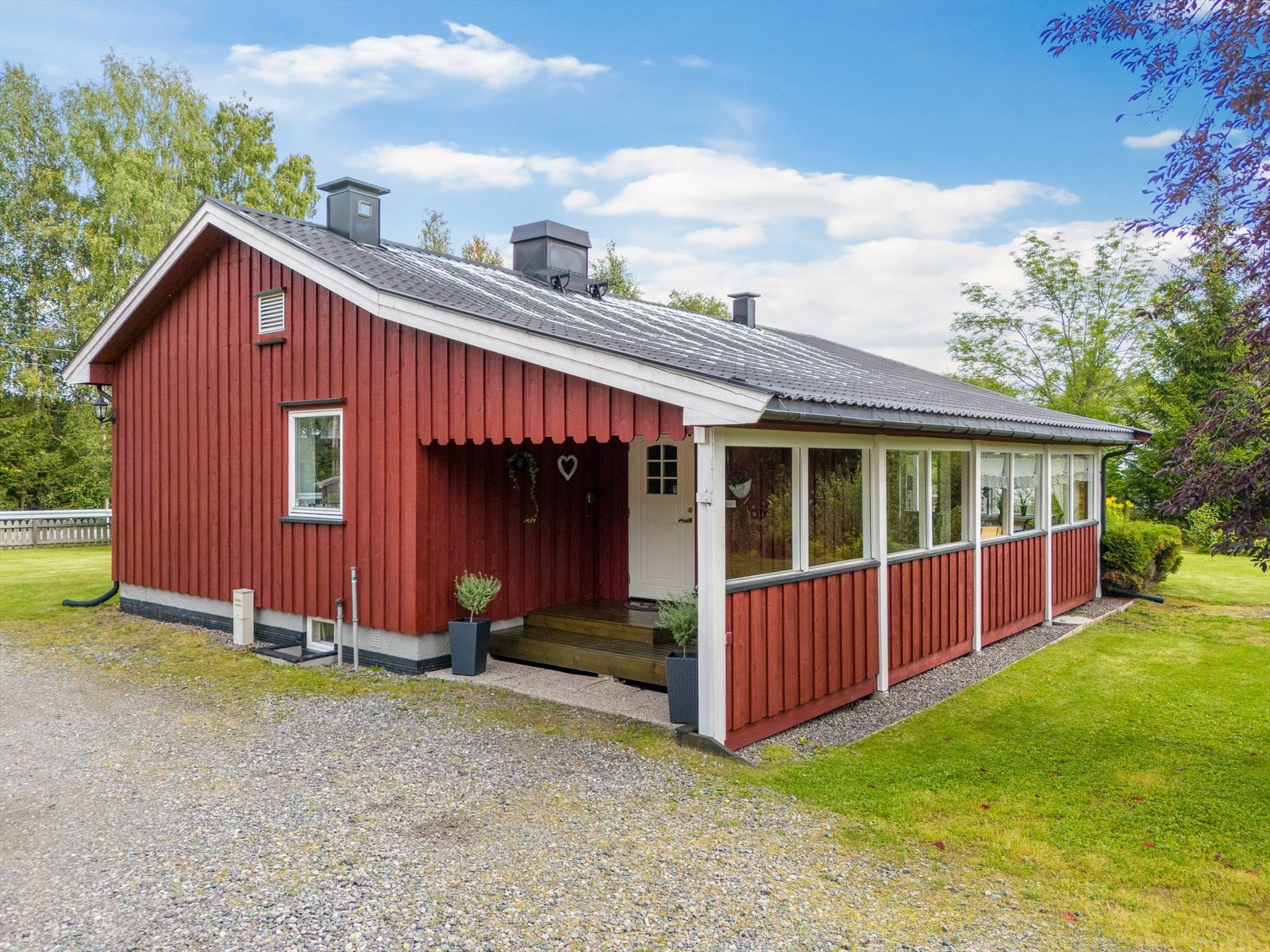 Eneboligen ble tilbygget i 1999 og i den forbindelse ble det lagt ny taktekking. Kledningen er sist overflatebehandlet i 2016 med ett strøk. Galleribilde