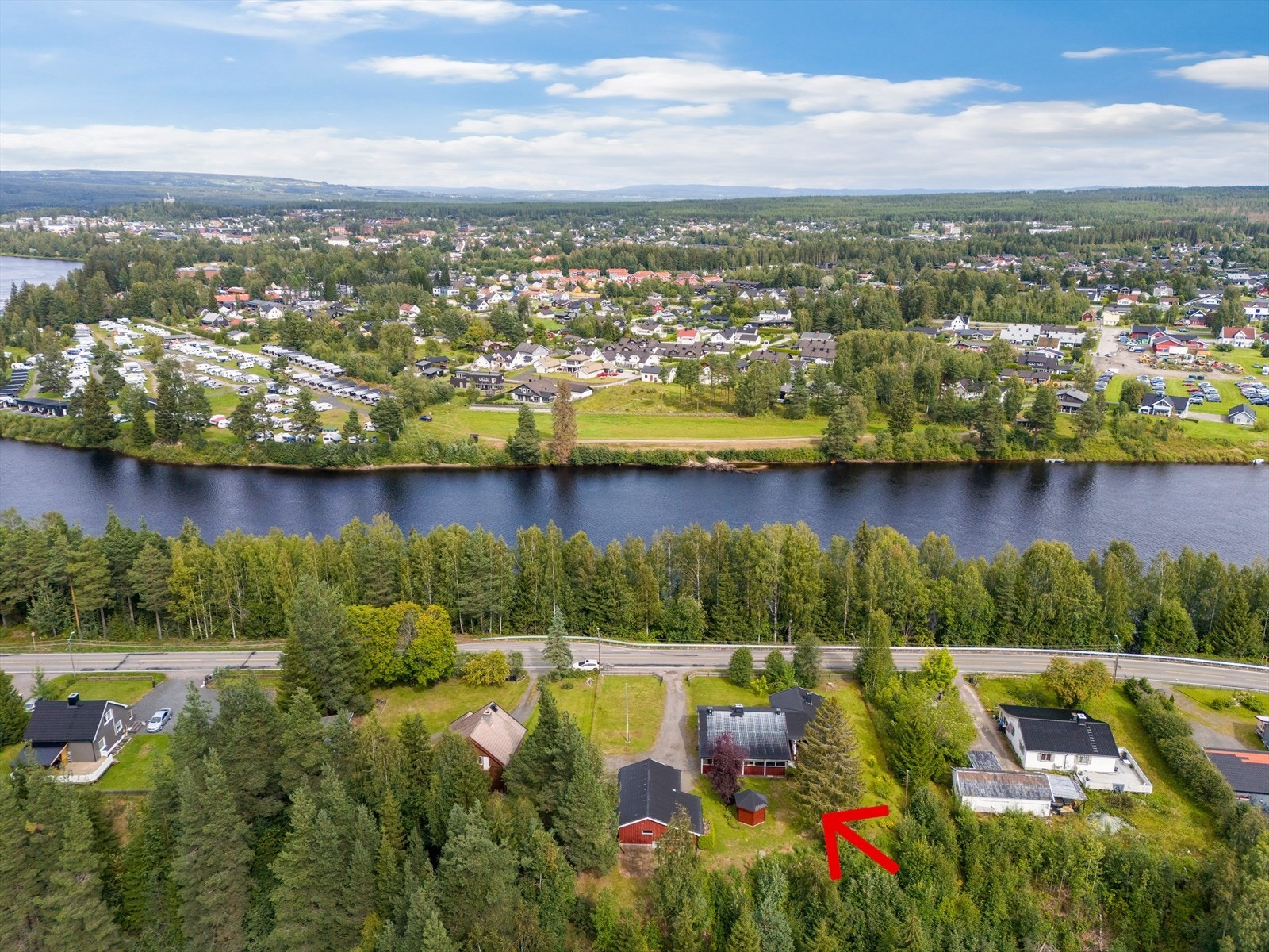 Boligen ligger idyllisk til i landlige og familievennlige omgivelser på vestsiden av Elverum, med nærhet til vakre Glomma. Her får du kort vei til både bade- og fiskemuligheter ved Glomma og Terningåa. Galleribilde