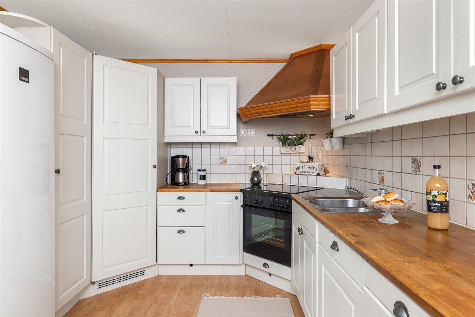 Kjøkkenet er utstyrt med medfølgende integrerte hvitevarer som nedfelt platetopp, stekeovn og oppvaskmaskin. Galleribilde