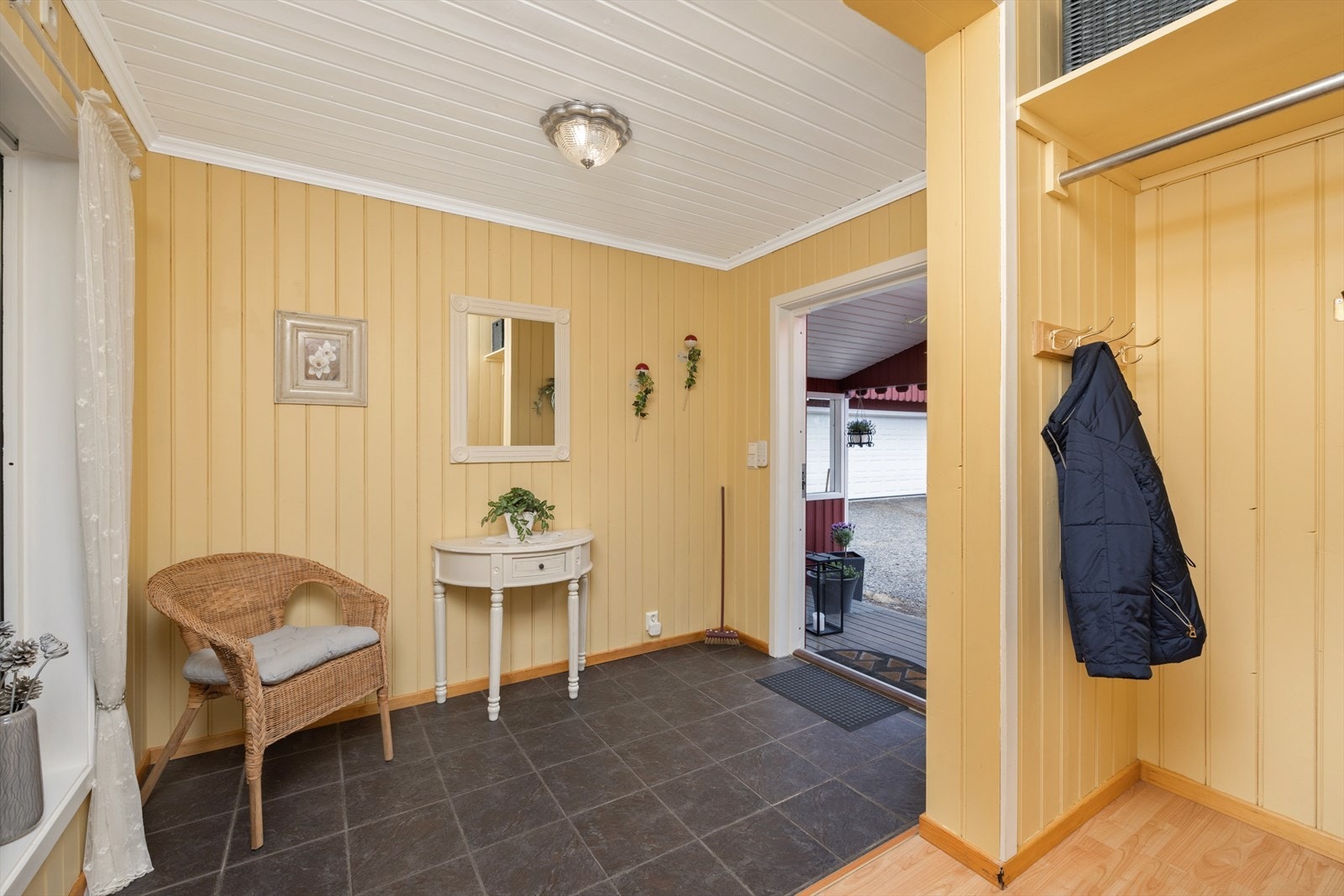 Når du entrer boligen kommer du inn i en romslig entré. Praktisk nisje med plass til sko og oppheng av yttertøy, samt ytterligere plass til garderobeskap eller kommoder. Galleribilde