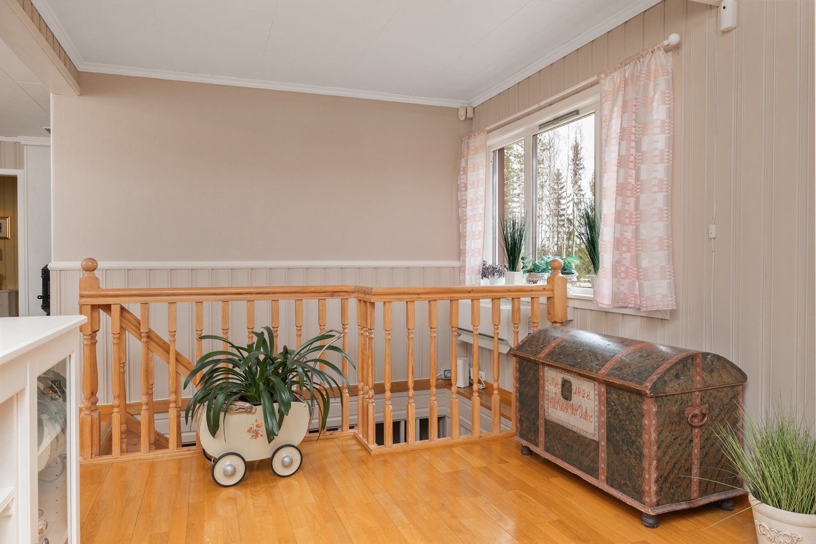 Boligen har 2 stk. varmepumper fra 2019 og 2008. Den ene er montert i stuen og den andre i trappen. Galleribilde