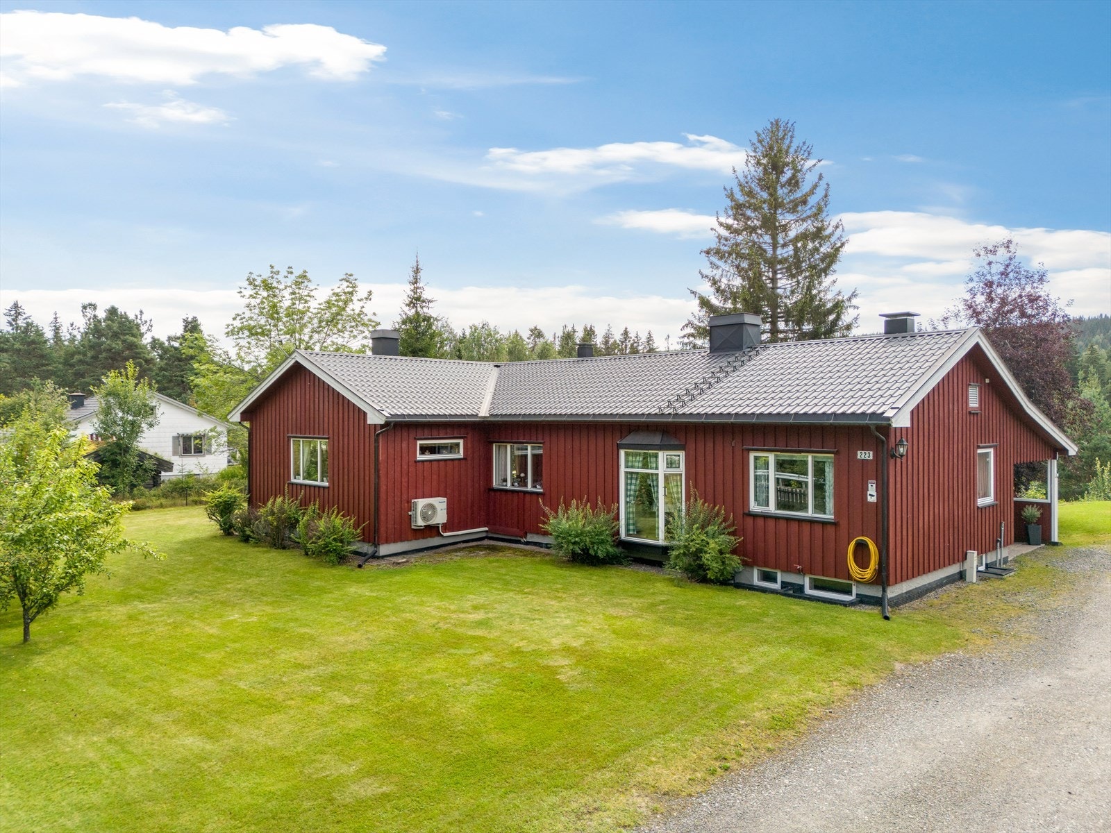 Stor og solrik eiendom på ca. 2 485,2m² som er delvis innhegnet med gjerde. Gruset innkjøring og parkering. Galleribilde