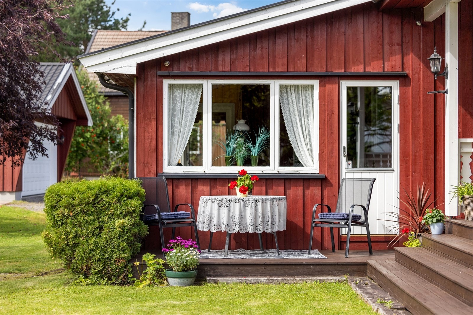 Både fra terrassen og inngangspartiet er det adkomst til en sommerstue. Galleribilde