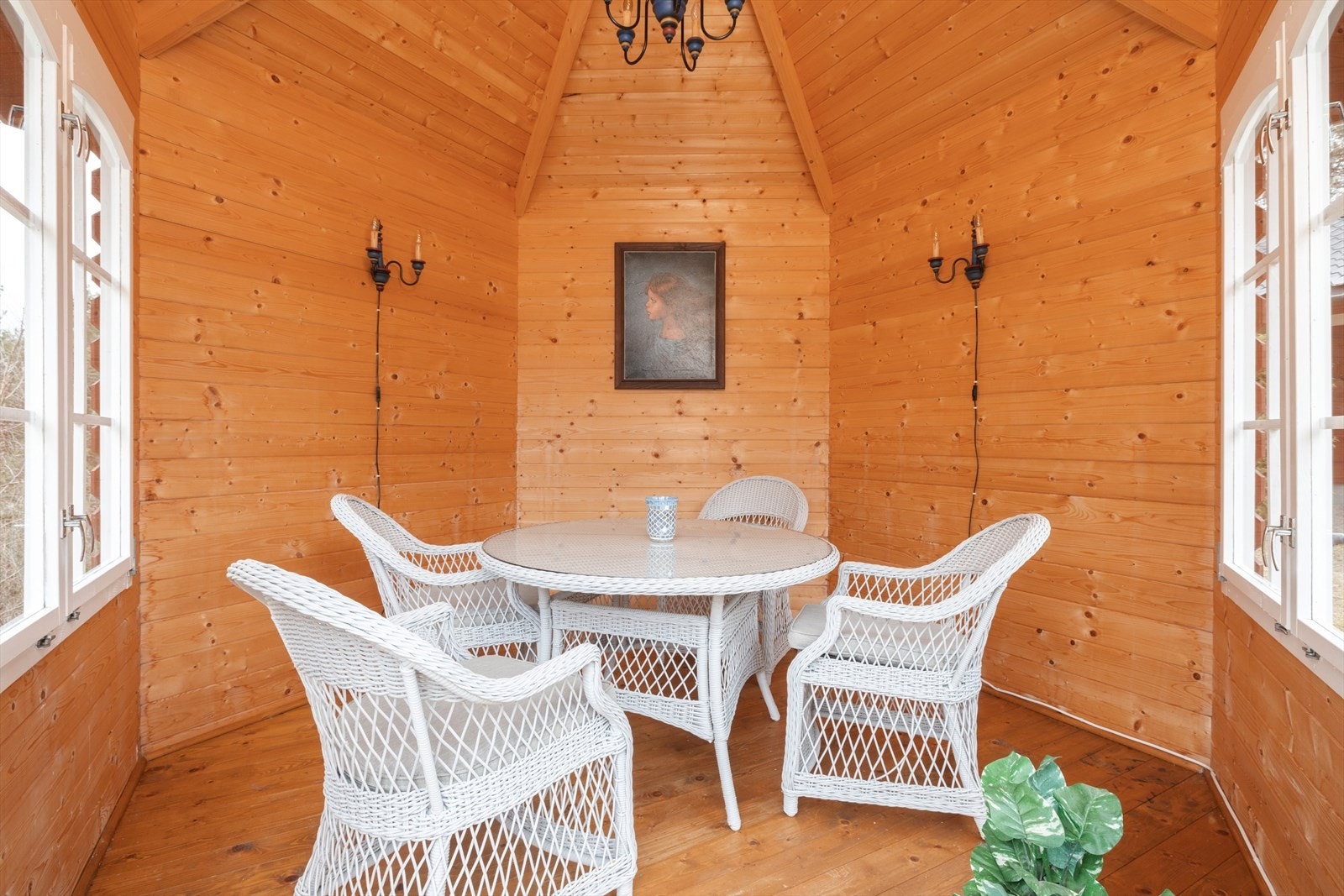 Koselig lysthus fra ca. 2016 med tregulv, yttervegger av laftepanel, sjarmerende vinduer og to-fløyet ytterdør med glass. Det er montert lys og strøm. Galleribilde