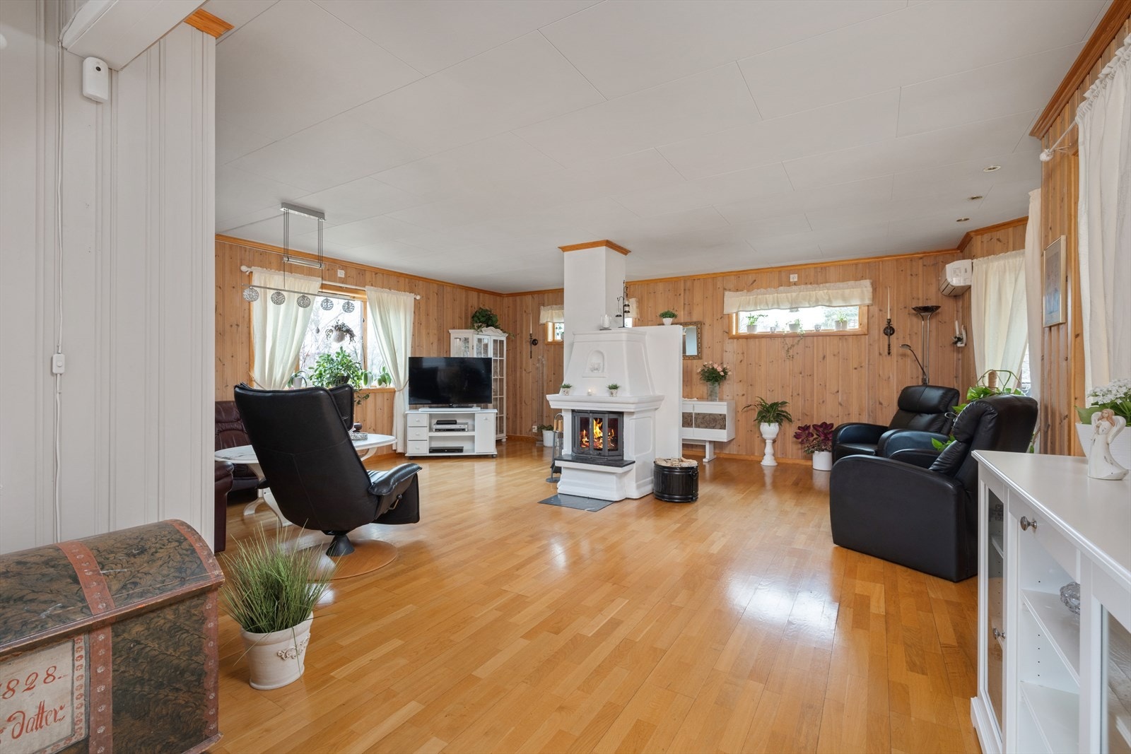 Fra spisestuen kommer du videre inn til en stor og hyggelig stue. Galleribilde