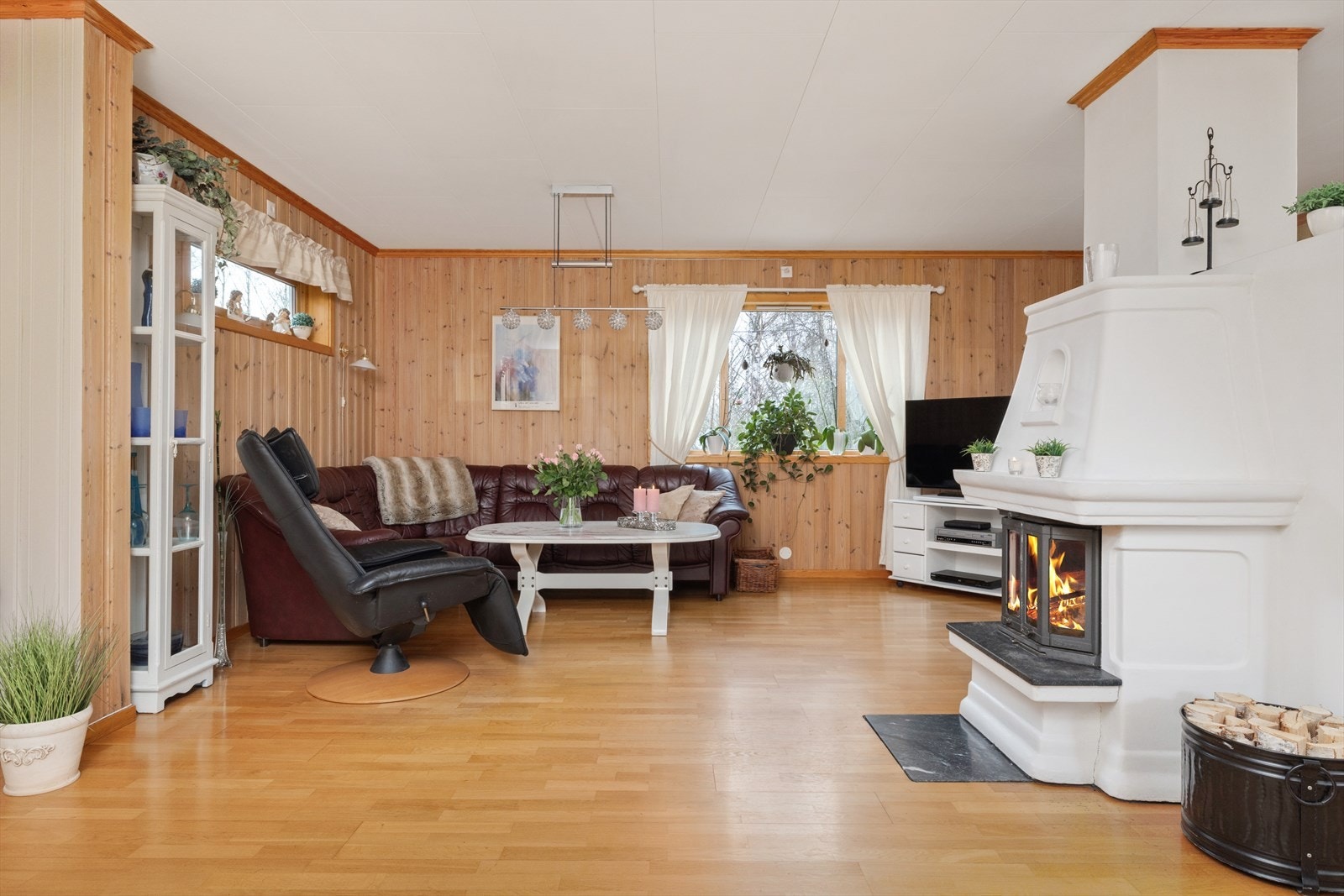 Stuen har parkett på gulv og panel på veggene. Galleribilde