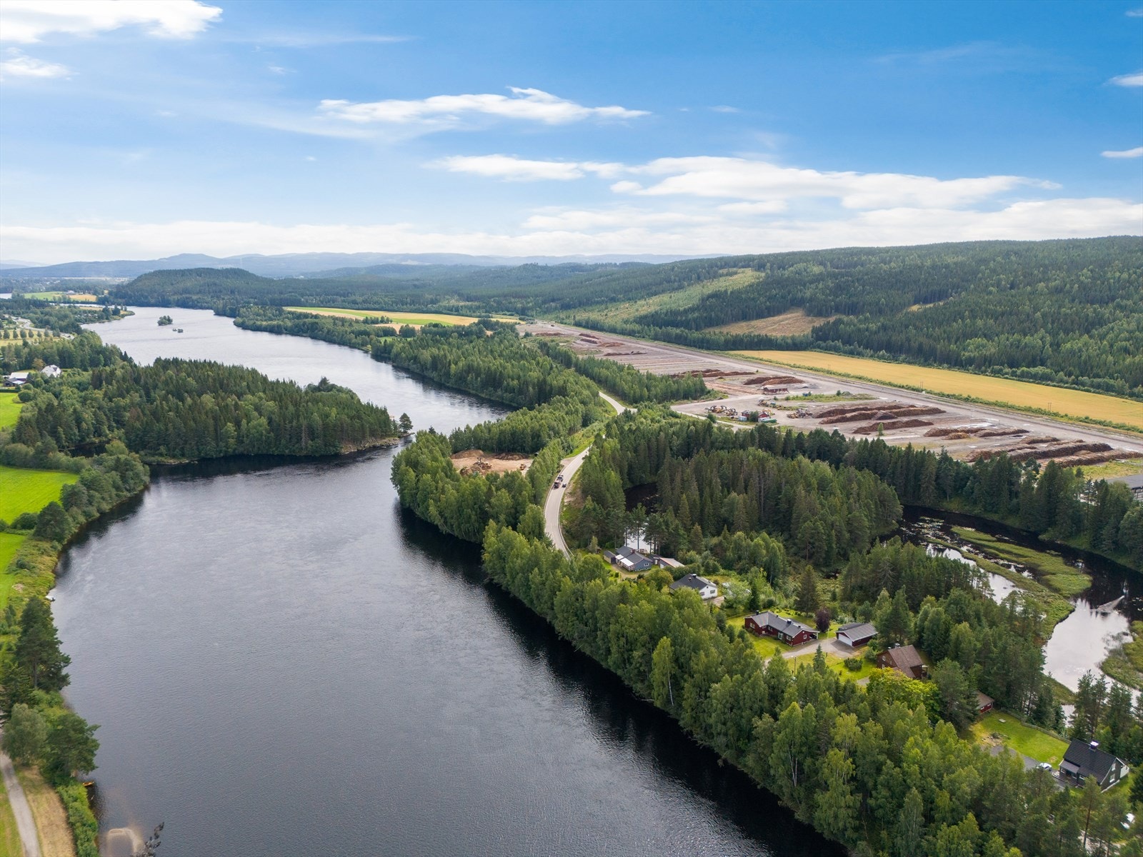 Boligen ligger idyllisk til i landlige og familievennlige omgivelser på vestsiden av Elverum, med nærhet til vakre Glomma. Her får du kort vei til både bade- og fiskemuligheter ved Glomma og Terningåa - perfekt for naturopplevelser og aktiviteter. Galleribilde