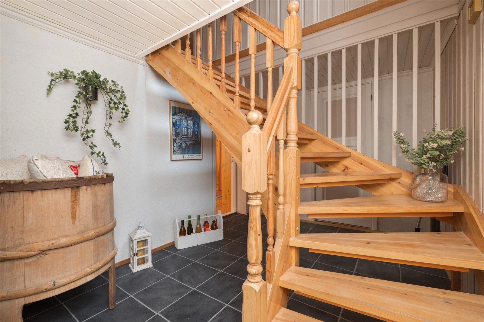 Gang/trapperom i kjeller med flislagt gulv og gulvvarme. Galleribilde