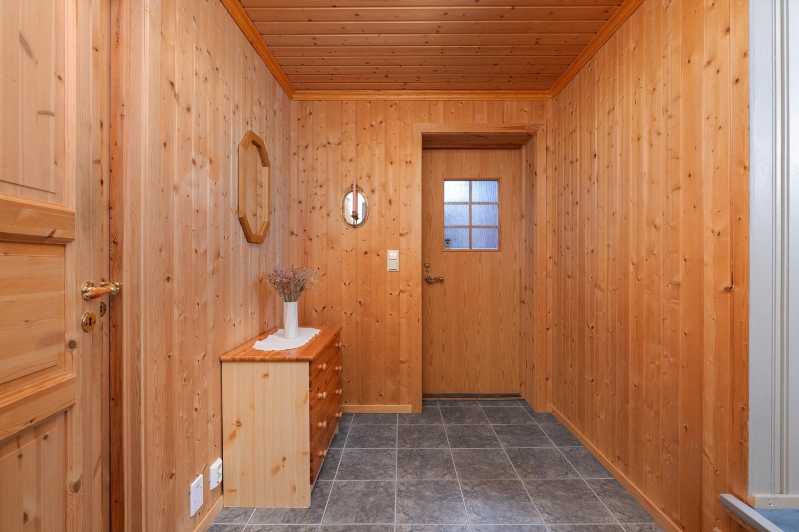 Det er også egen inngang til kjelleren. Her kommer du inn i en flislagt gang med gulvvarme. Galleribilde