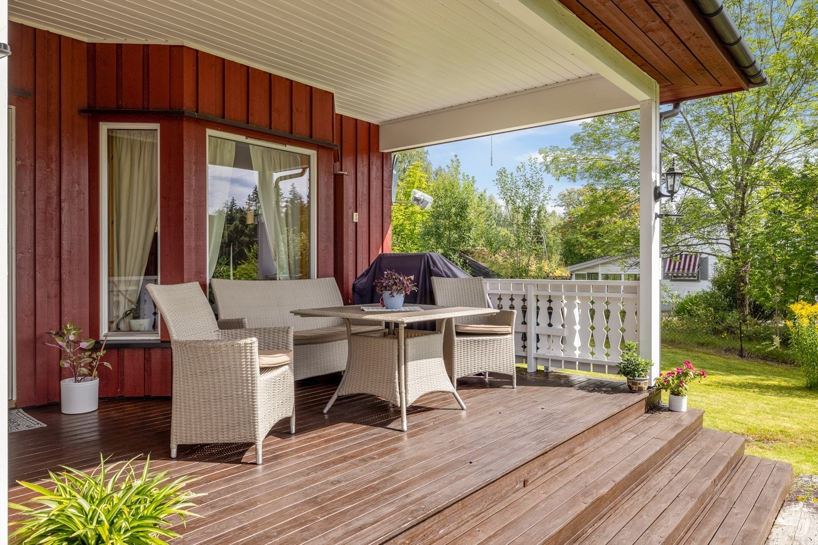 Fra stuen har du utgang til en koselig overbygget terrasse på ca. 19m². Galleribilde