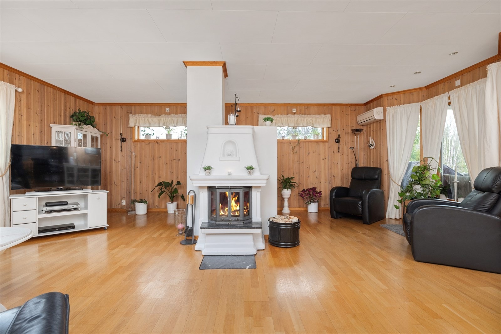 Som et fint midtpunkt i stuen er det en flott murt peis med peisinnsats som både gir god varme og bidrar til ekstra hygge. Det er utført piperehabilitering i ca. 2005. Galleribilde