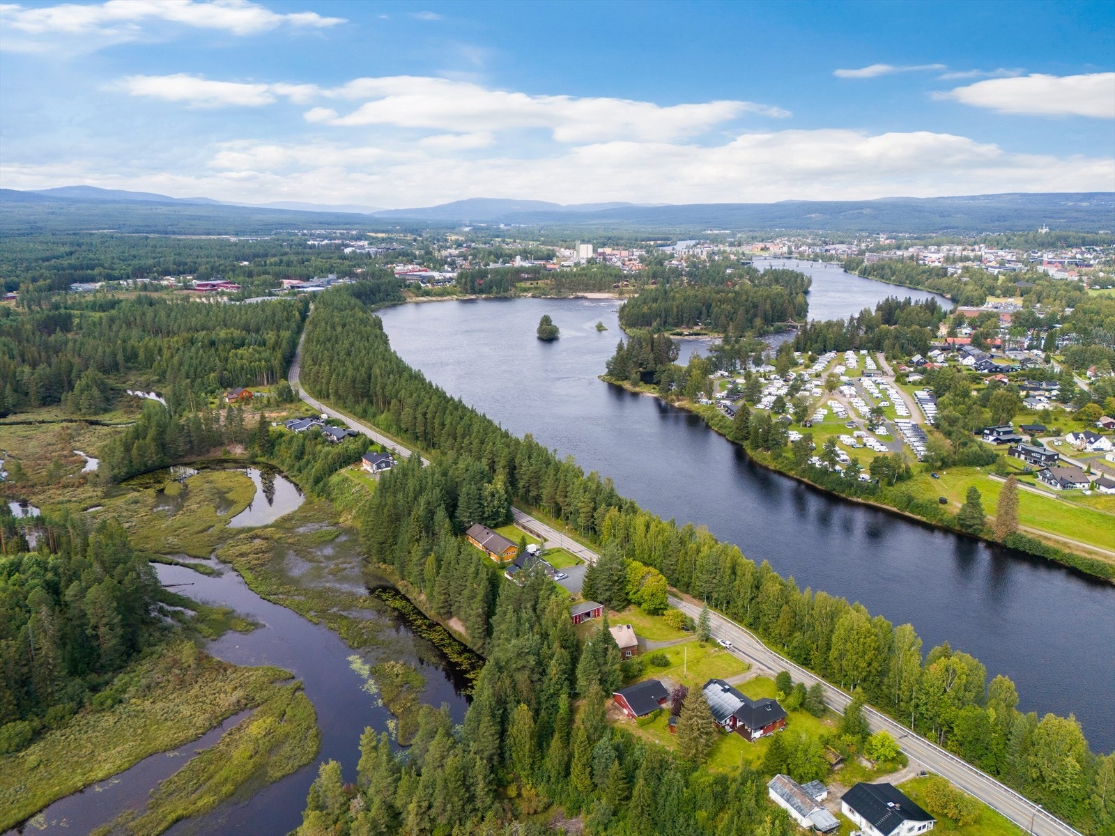 Elverum sentrum tilbyr alt du trenger til dagliglivet og ligger ca. 3 km fra eiendommen. For kulturinteresserte finnes både Skogmuseet og Glomdalsmuseet, hvor sistnevnte ligger bare et steinkast unna boligen. Galleribilde