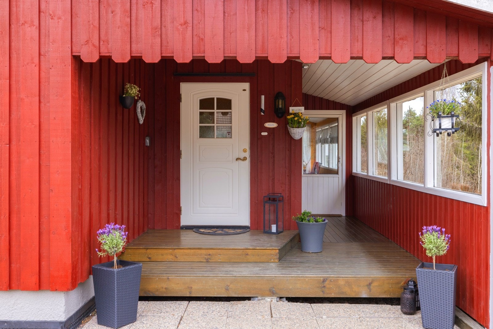 Du ønskes velkommen inn via et hyggelig overbygget inngangsparti med en terrasse på ca. 9m². Her har du også adkomst til sommerstuen som har utgang til terrassen i andre enden. Galleribilde