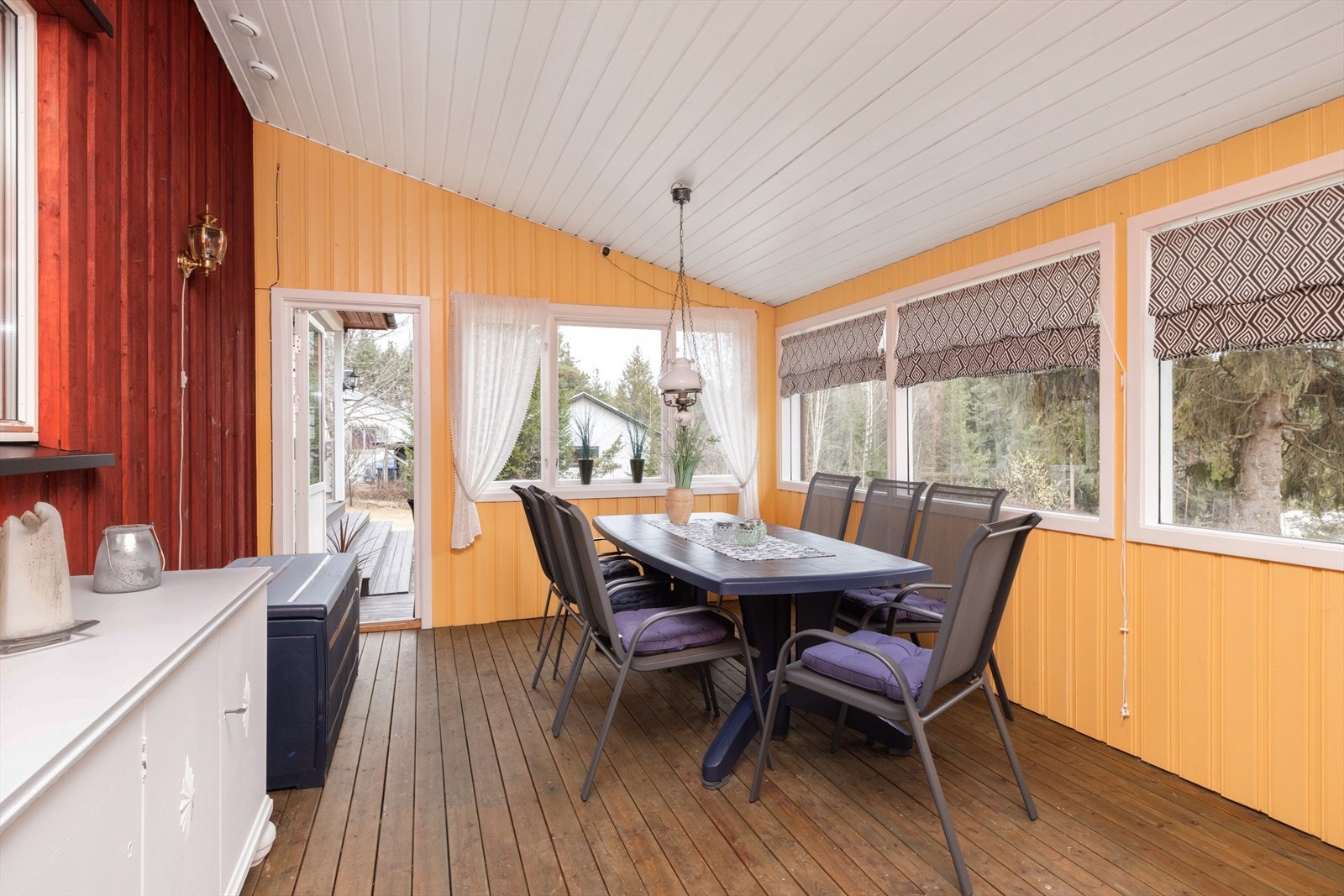 Deler av terrassen er i bygget inn til en hyggelig sommerstue. Det gjøres oppmerksom på at sommerstuen fremkommer som en åpen terrasse i byggetegninger og det antas at tiltaket ikke er byggesøkt/godkjent. Galleribilde