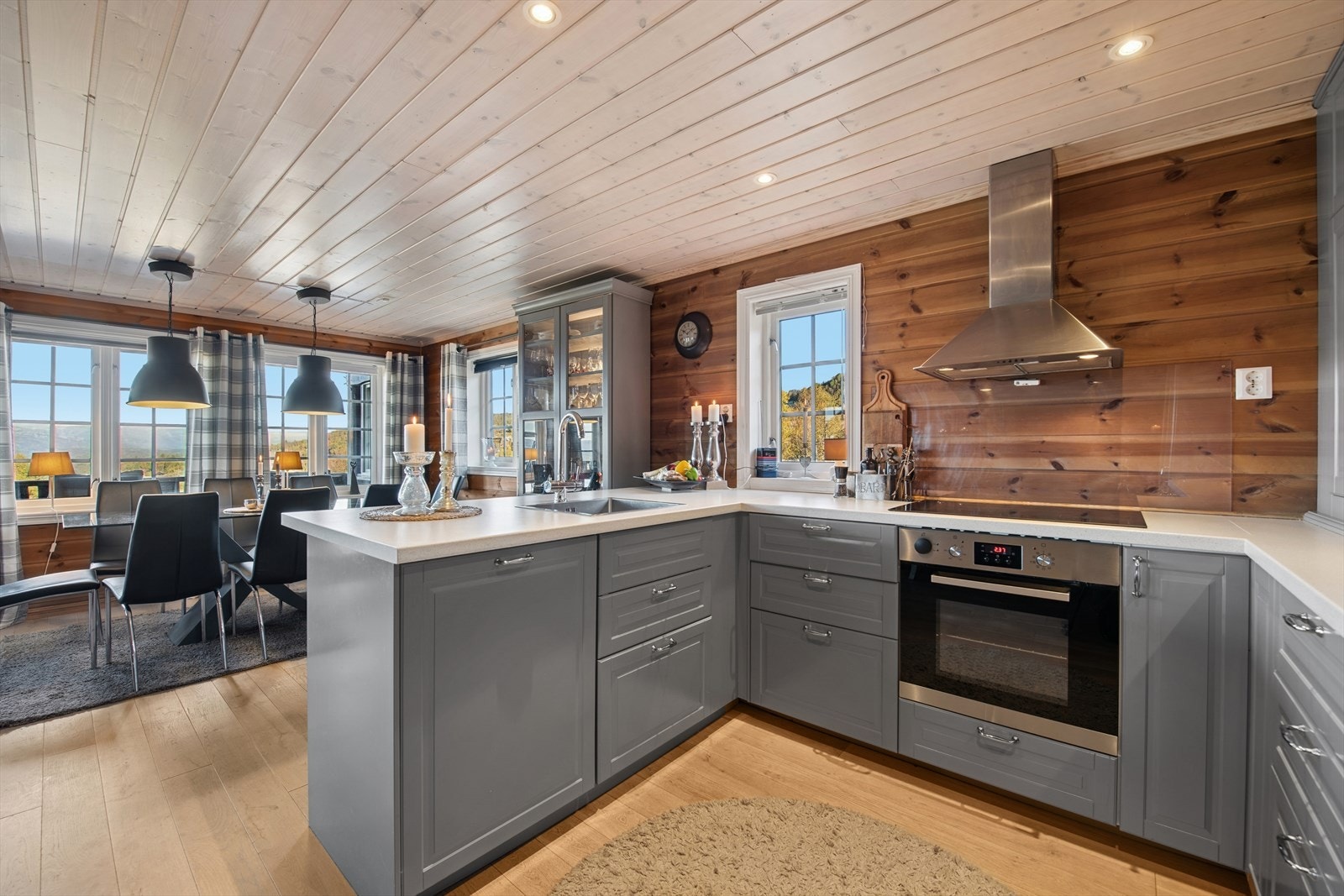 God arbeidsplass. Utformet som en hestesko med barløsning mot spisestuen, perfekt for sosial matlaging. Galleribilde