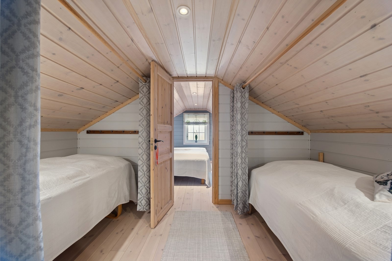 Rom 3. Selger har bygd inn senger i 2019. Galleribilde