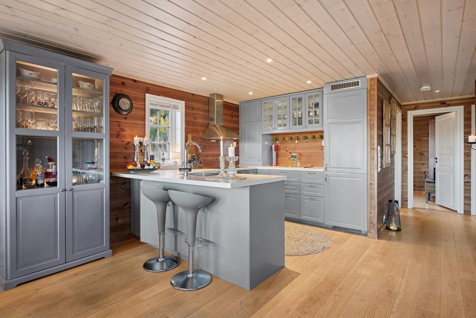 Stilrent og praktisk kjøkkeninnedning fra 2018 med tidløst fargevalg. Glatte fronter og laminat benkeplate. Galleribilde