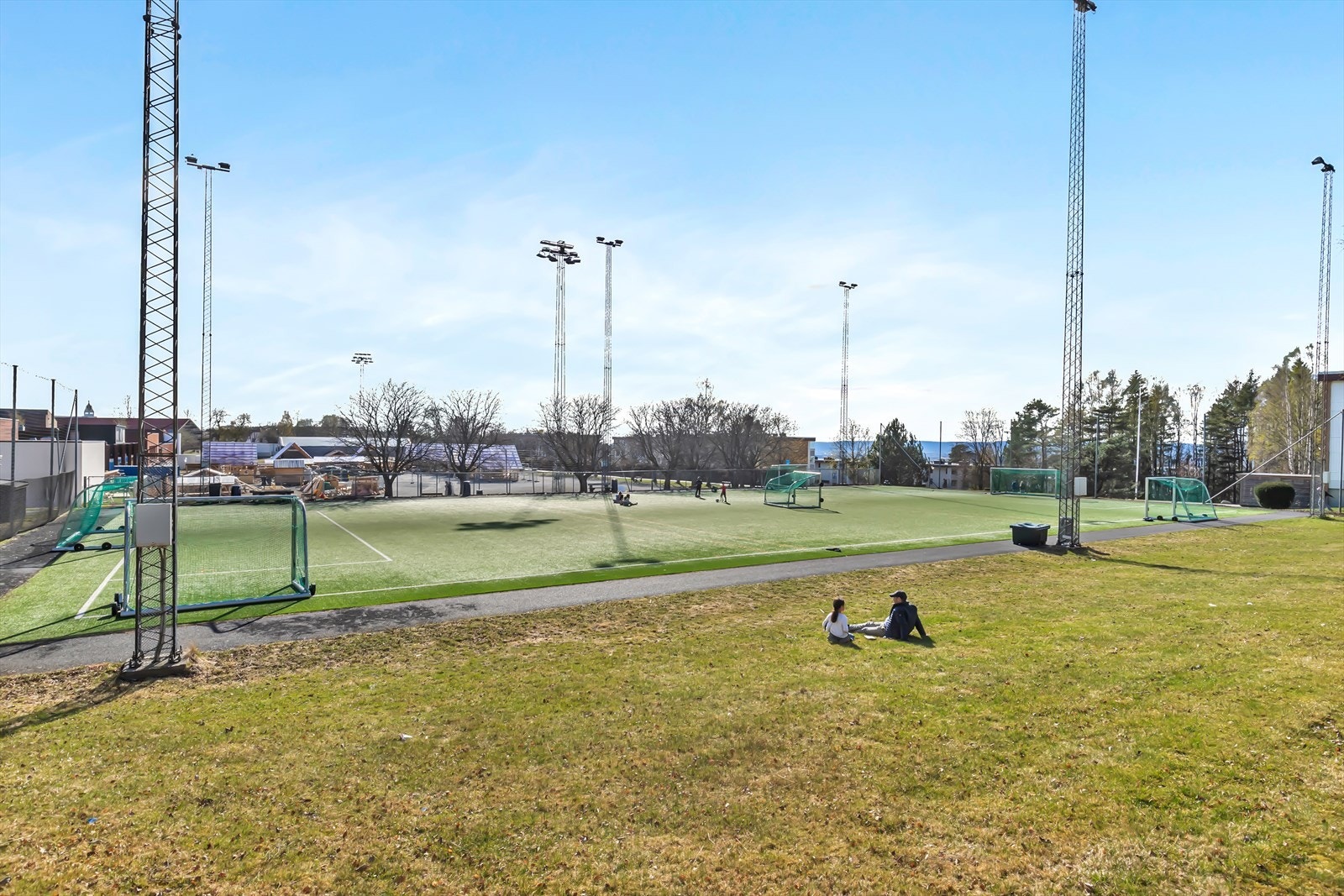 I nærområdet finner man flere idrettsanlegg, inkludert fotballbaner ved Tveita skole, kun 5 minutter unna. Galleribilde