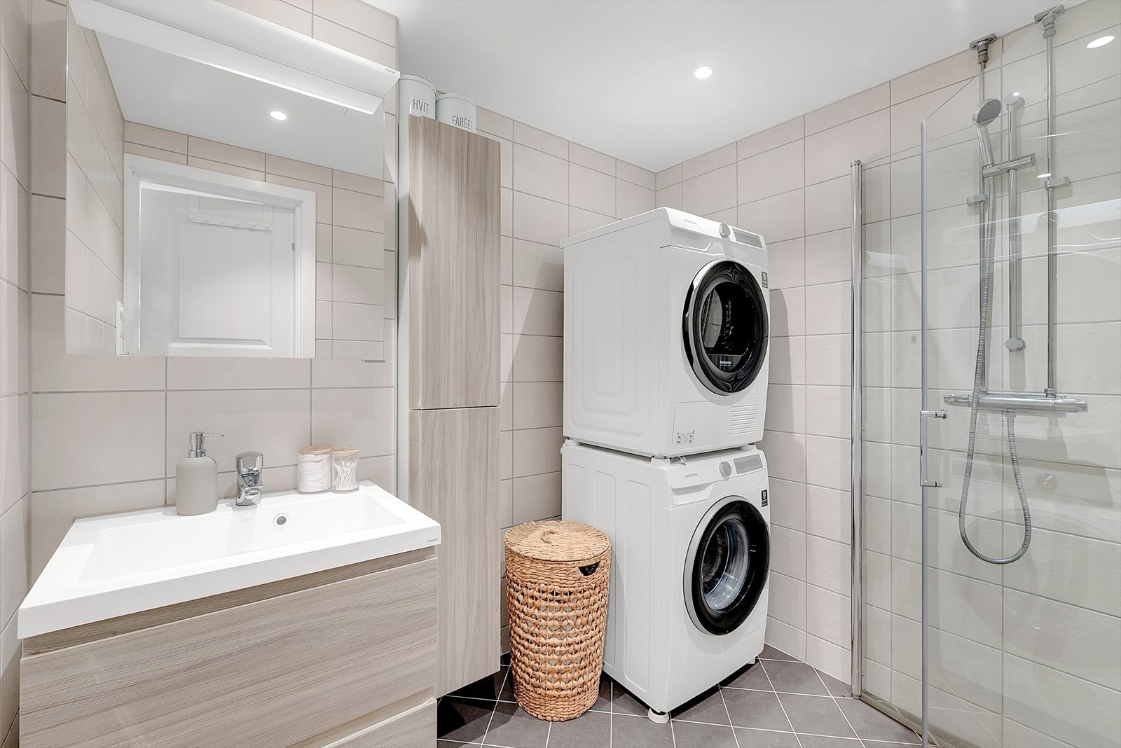 Badet ble totalrehabilitert i 2019 i regi av borettslaget, med flislagte overflater og varmekabler i gulvet. Galleribilde