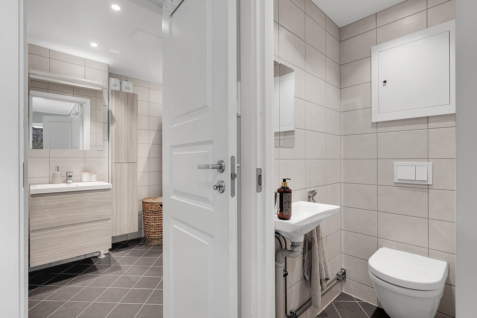 Her er det servantinnredning, dusjhjørne med inn- og utadslående dører, og opplegg for vaskemaskin. Galleribilde