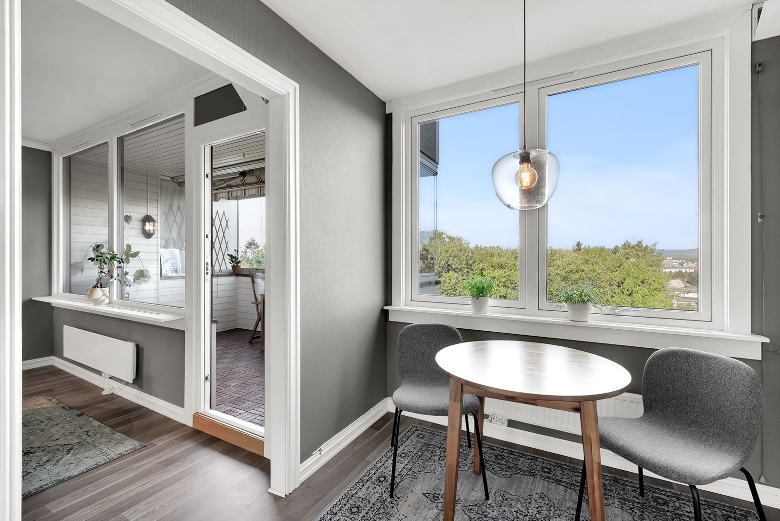 Kjøkkenet har muligheter for en hyggelig spiseplass ved vinduet. Galleribilde