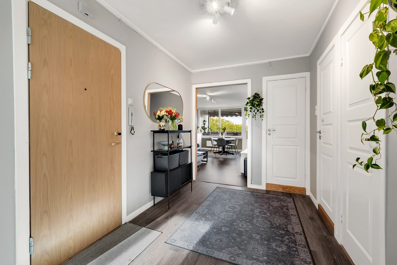 Velkommen inn i en romslig entré på 8 m² som fungerer som et bindeledd mellom rommene. Galleribilde