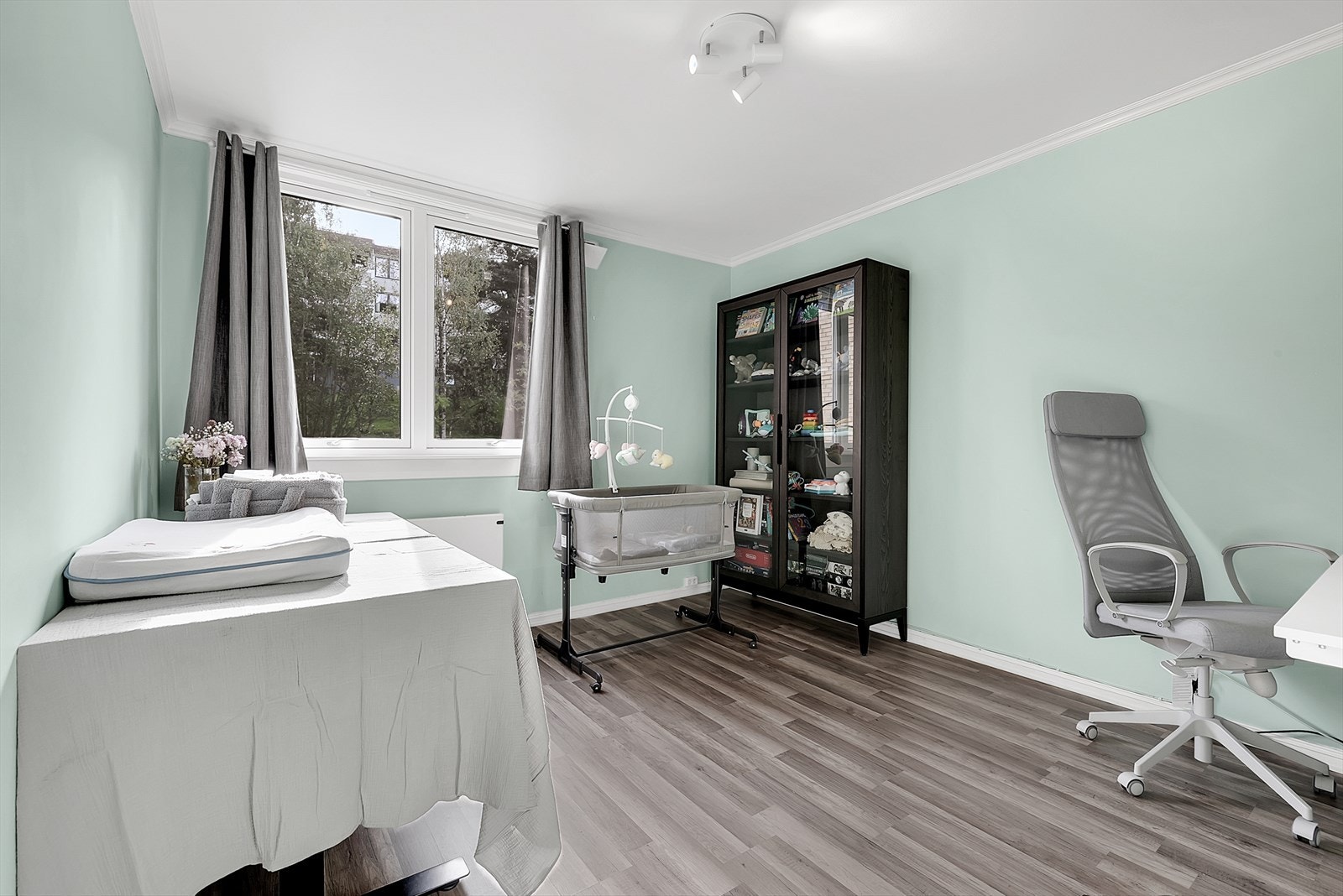 Det andre soverommet har god plass til seng og kontorløsning, og overflatene ble malt i 2023. Galleribilde