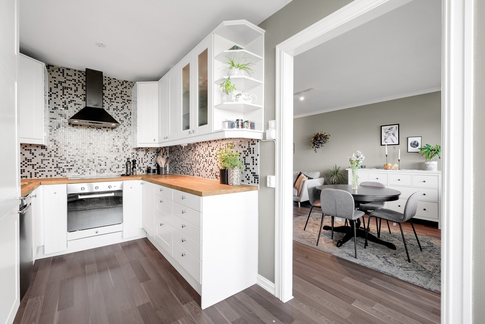 Fra stuen går vi videre inn på kjøkkenet, som har en praktisk og arealeffektiv utforming. Galleribilde