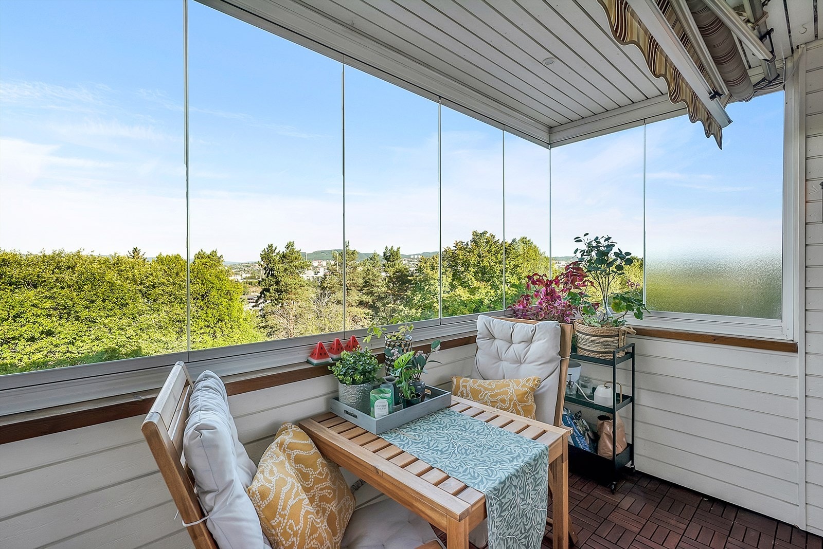 Fra stuen er det utgang til en hyggelig, solrik innglasset balkong på 9 m² som forlenger sesongen. Galleribilde