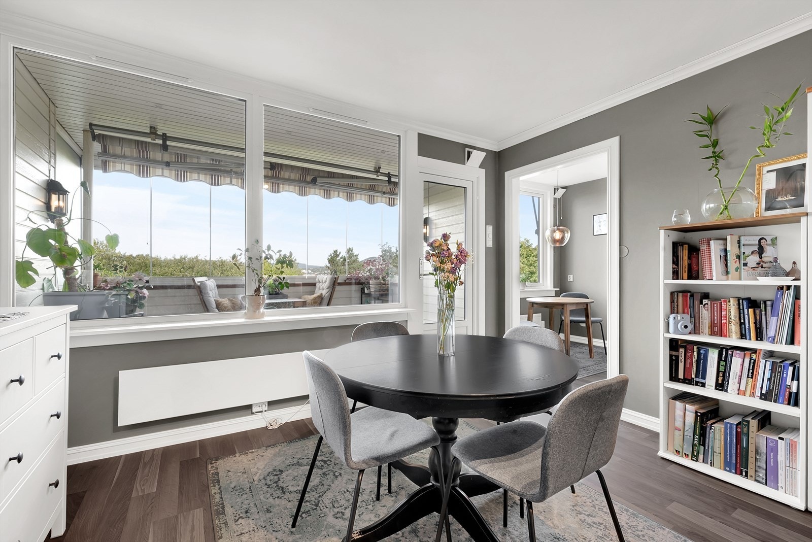 Vinduene og balkongdøren ble skiftet i 2023 og har 2-lags energiglass for bedre isolasjon. Galleribilde